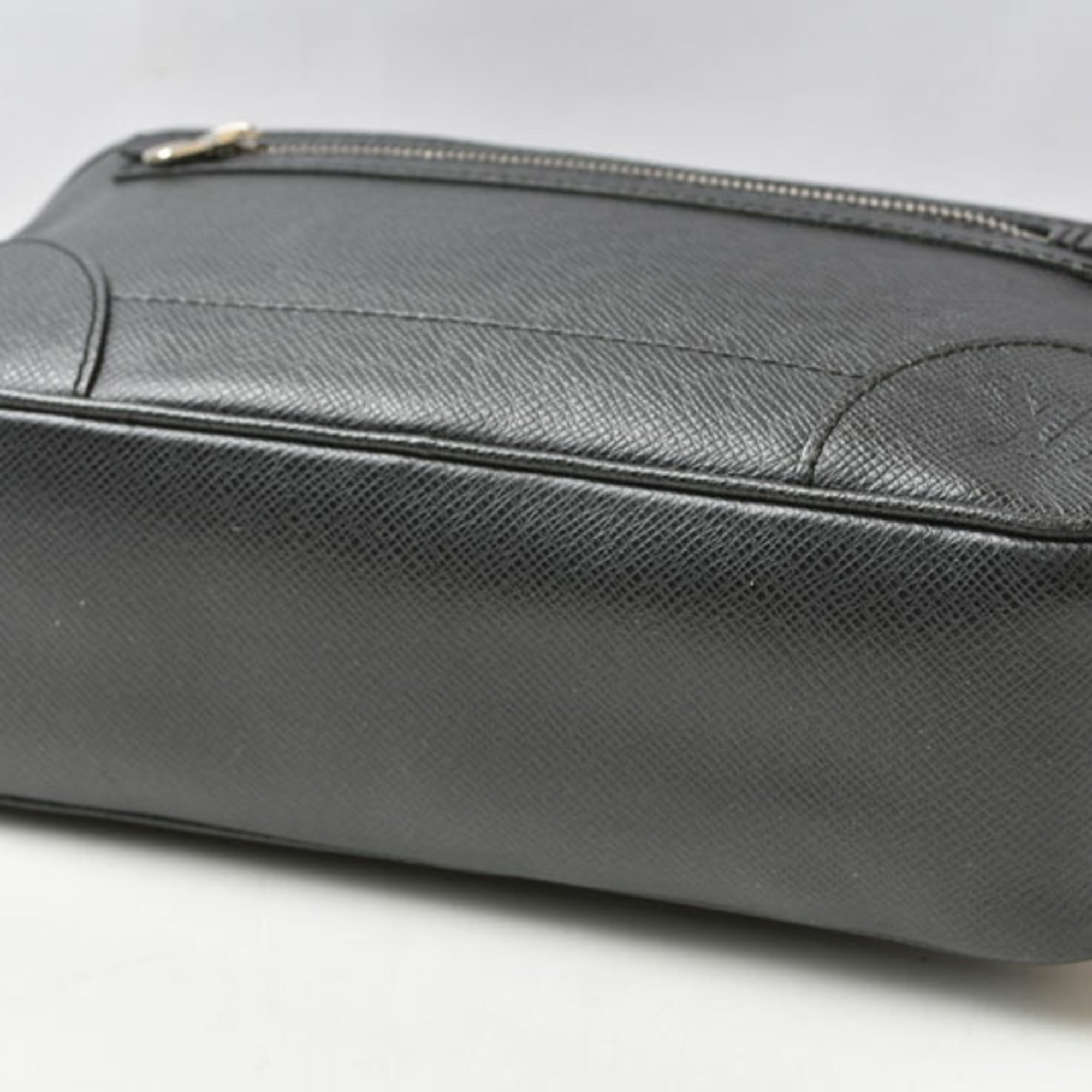 Louis Vuitton Ardoise Black Taiga Leather Clutch Bag (Pre-Owned)