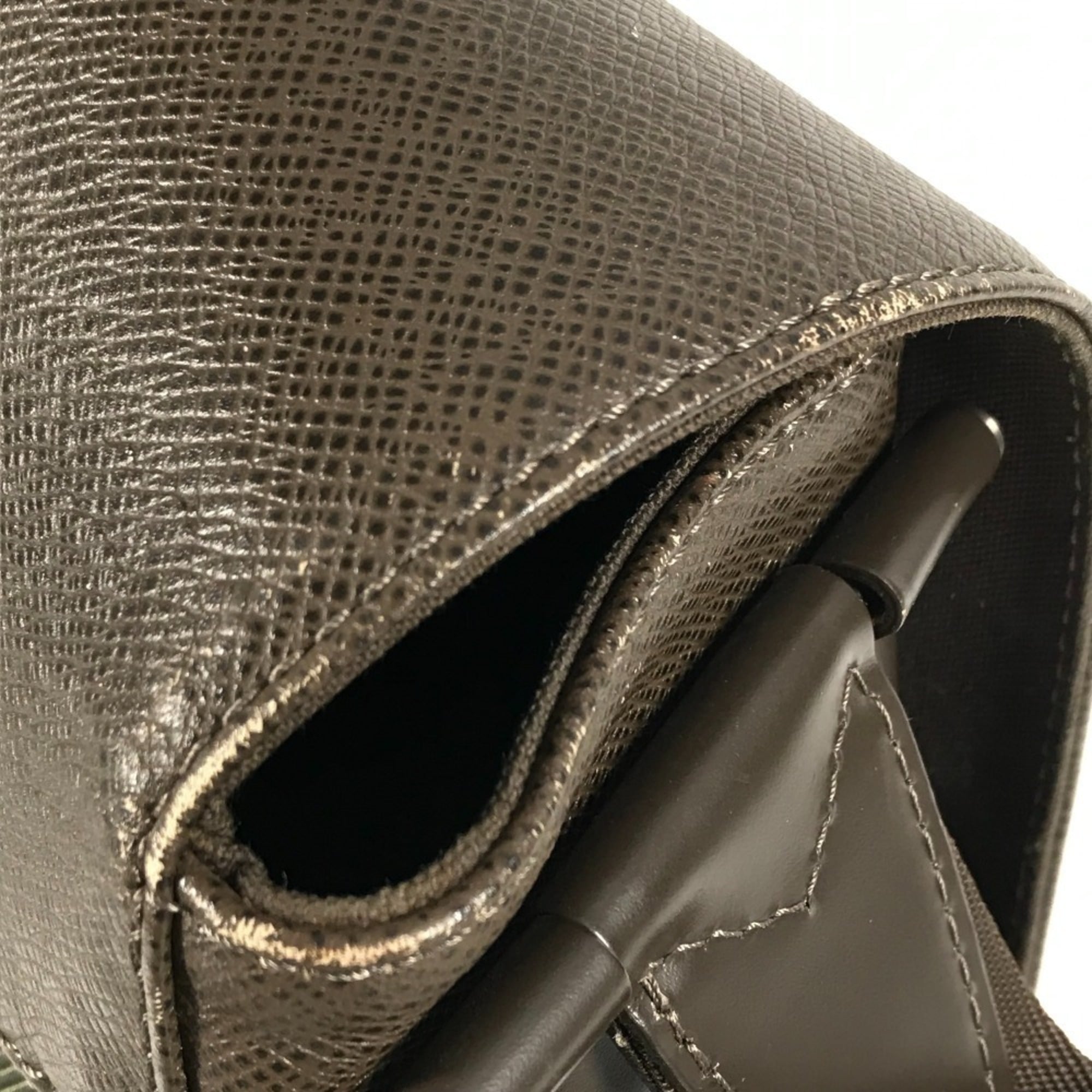 Louis Vuitton Brown Grizzly Taiga Leather Messenger Bag Shoulder Bag (Pre-Owned)