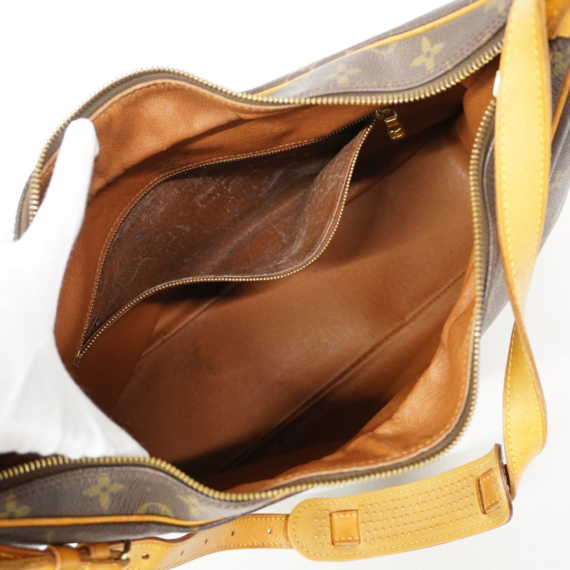 Louis Vuitton Brown Shoulder Bag (Pre-Owned)