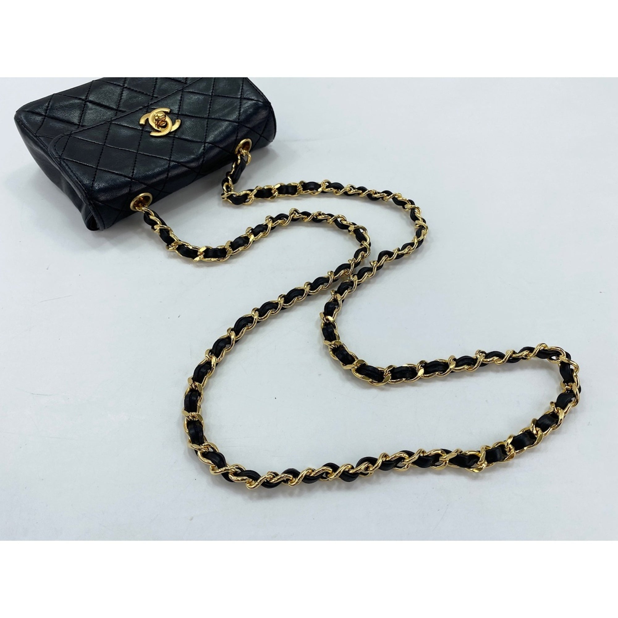 Chanel Black Shoulder Bag (Pre-Owned)