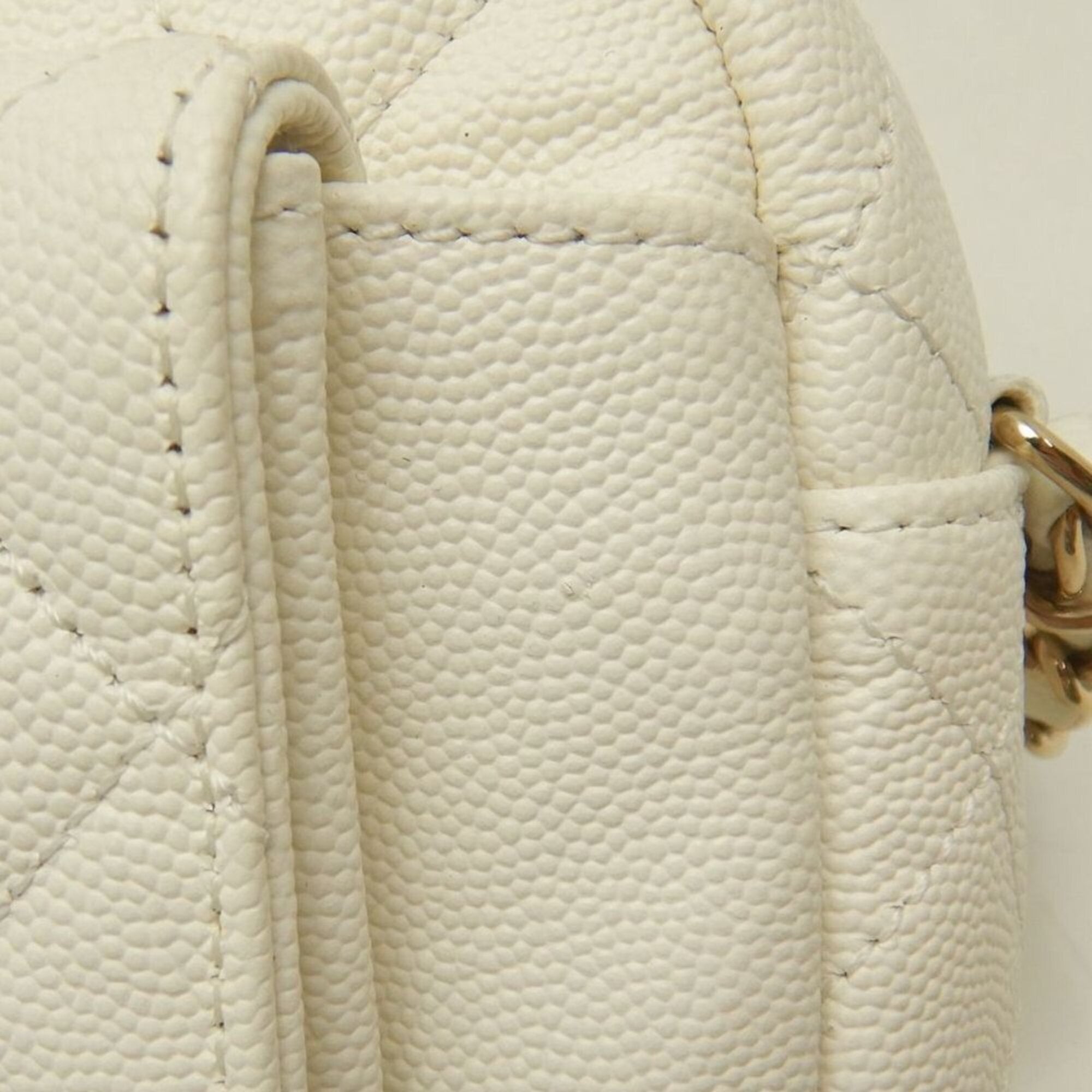 Chanel White Grained Calfskin Shoulder Bag (Pre-Owned)