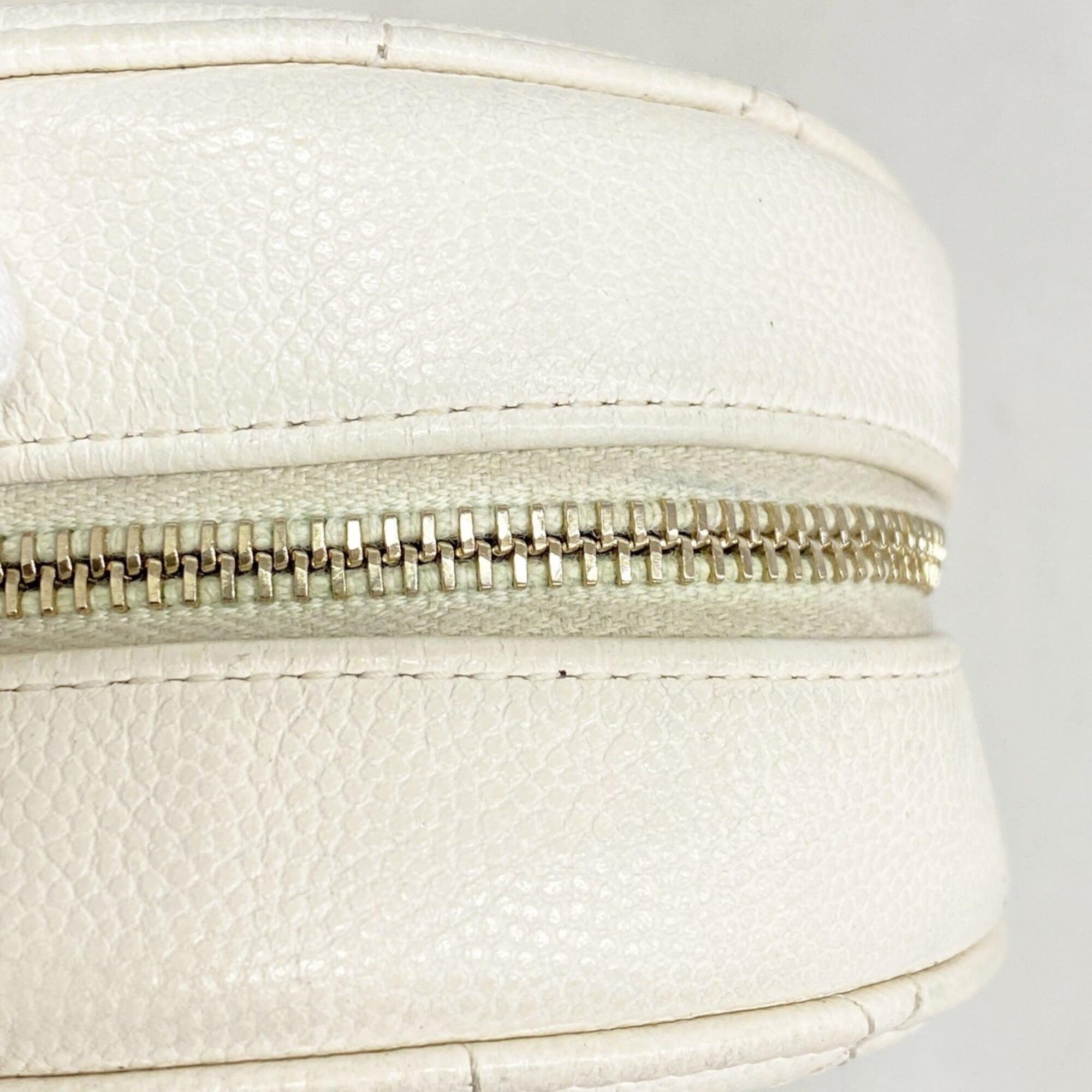 Chanel White Grained Calfskin Shoulder Bag (Pre-Owned)