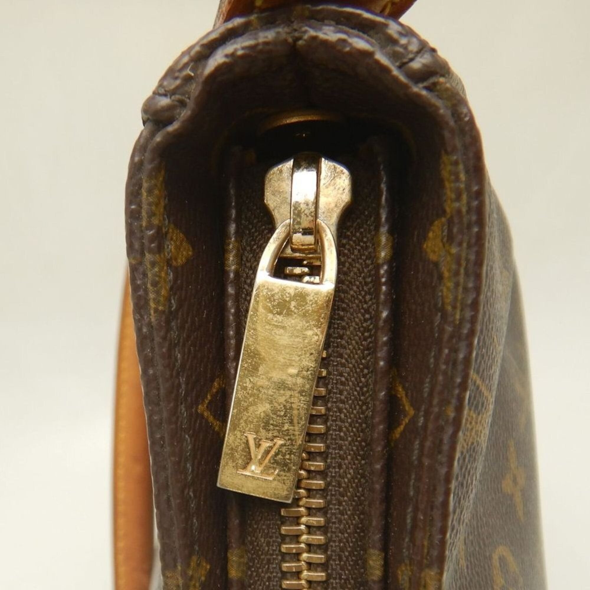 Louis Vuitton Brown Monogram Monogram Shoulder Bag (Pre-Owned)