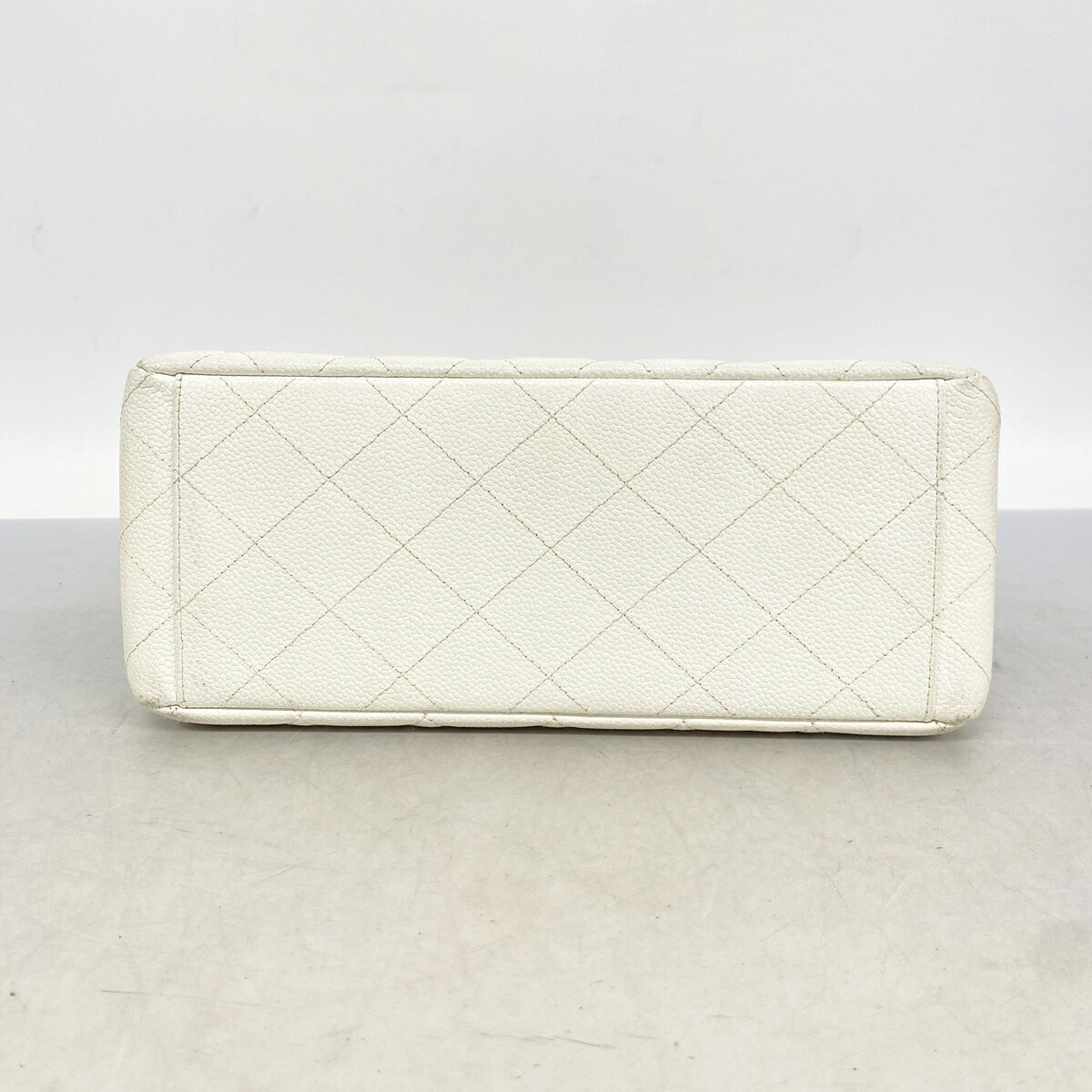 Chanel White Grained Calfskin Shoulder Bag (Pre-Owned)