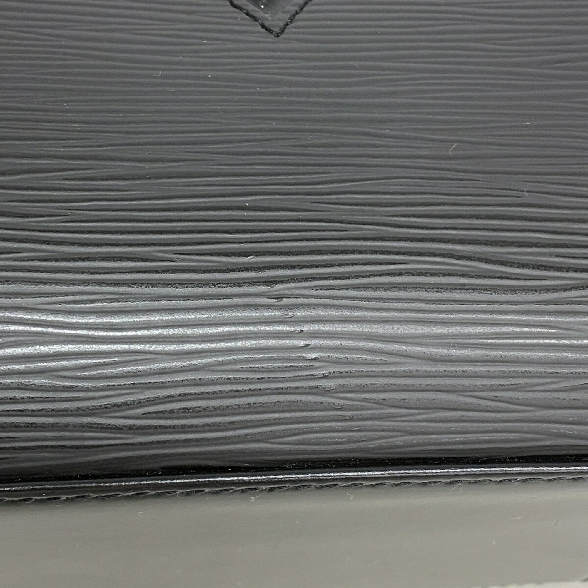 Louis Vuitton Noir Handbag (Pre-Owned)