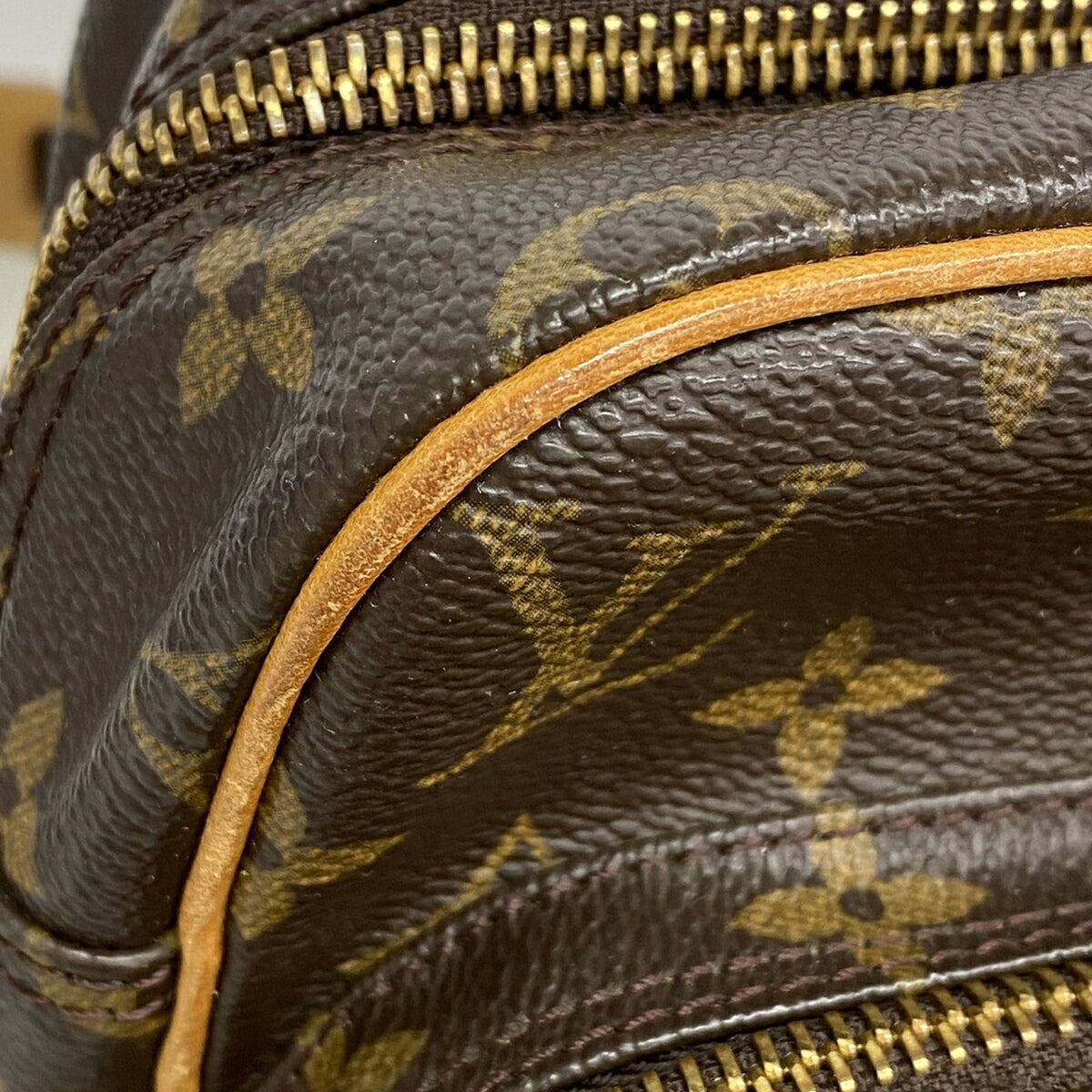 Louis Vuitton Brown Shoulder Bag (Pre-Owned)