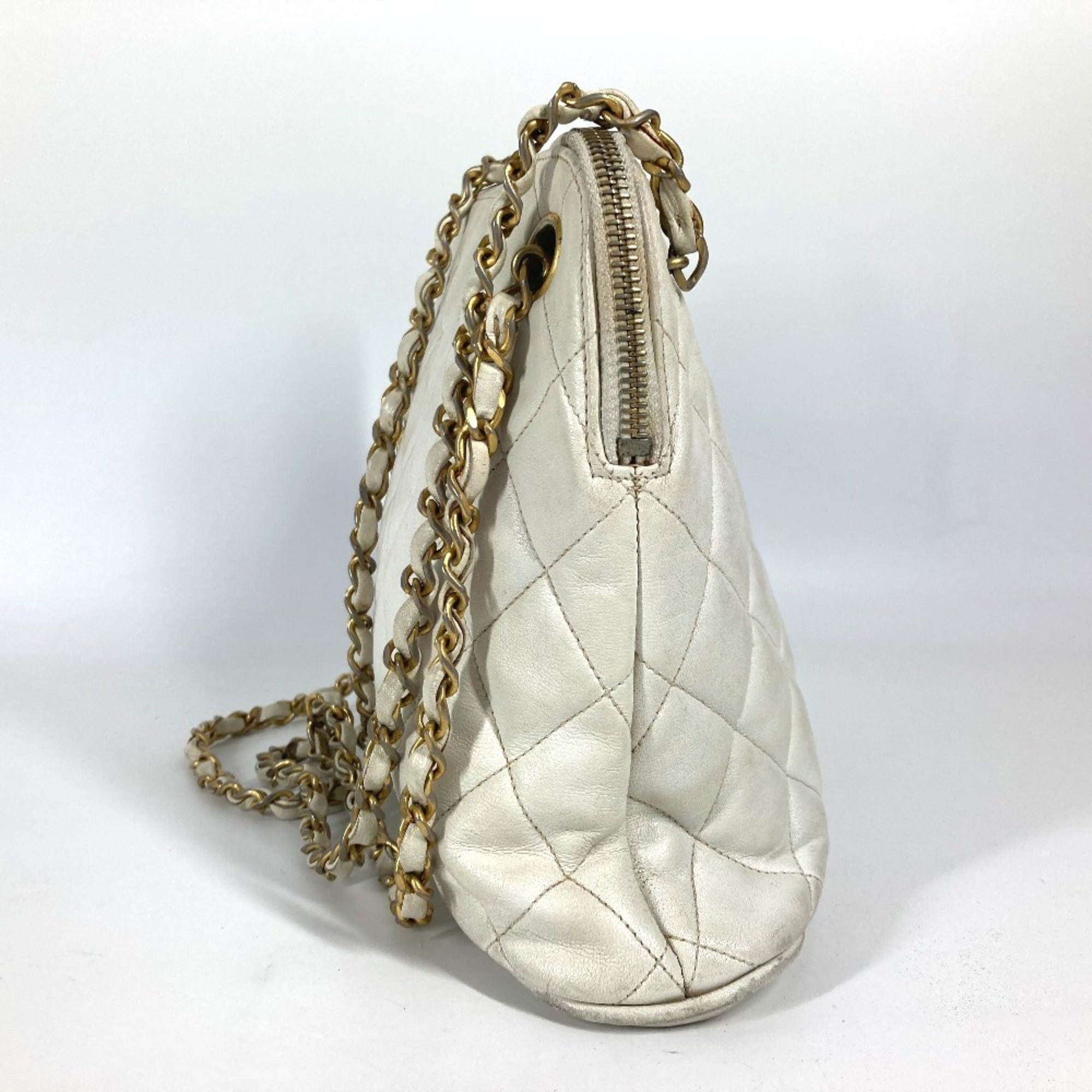 Chanel White Leather Shoulder Bag (Pre-Owned)