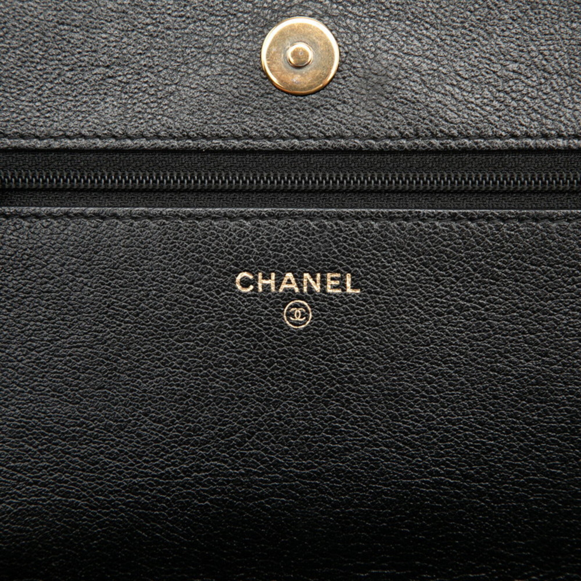 Chanel Black Leather Shoulder Bag (Pre-Owned)