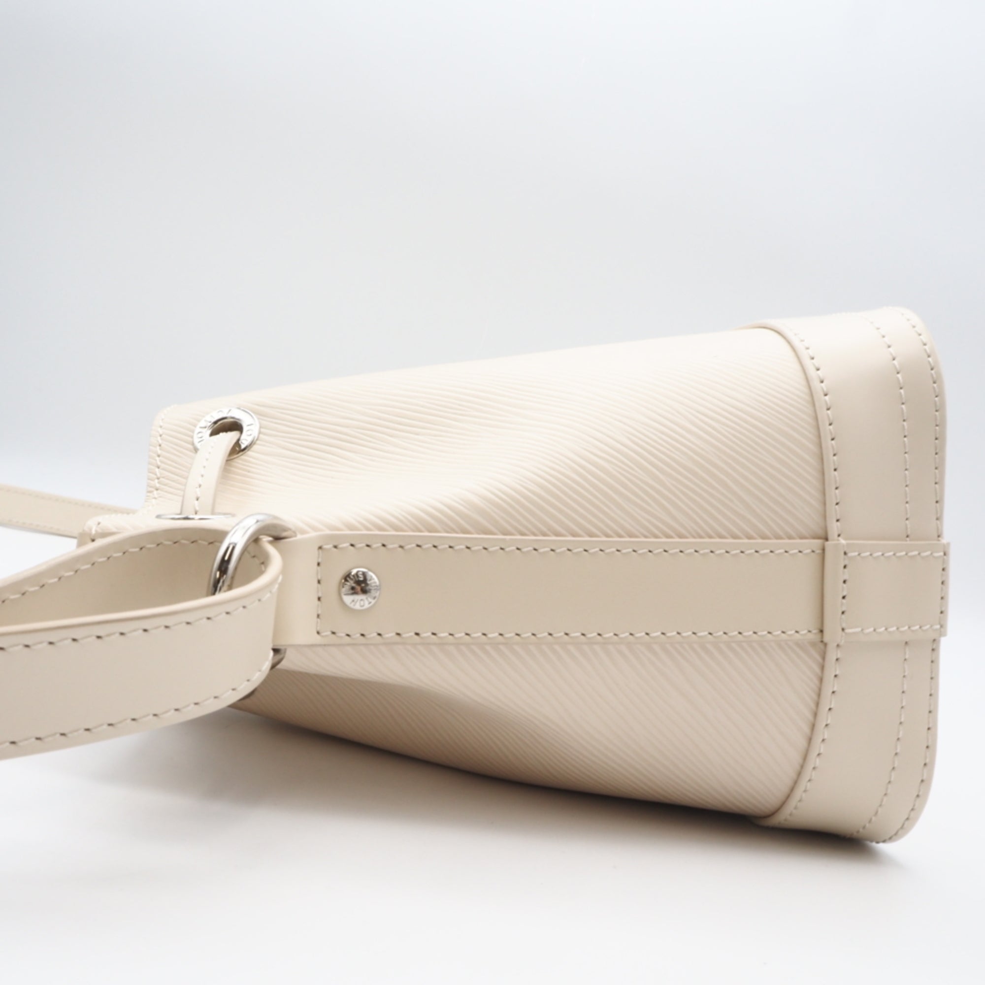 Louis Vuitton Ivory Leather Shoulder Bag (Pre-Owned)