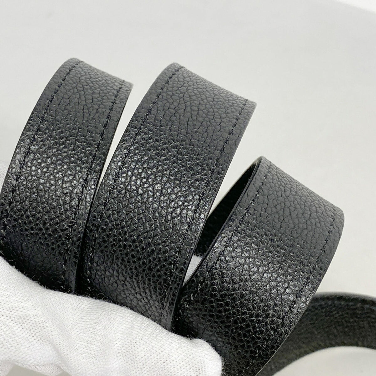 Louis Vuitton Noir Handbag (Pre-Owned)