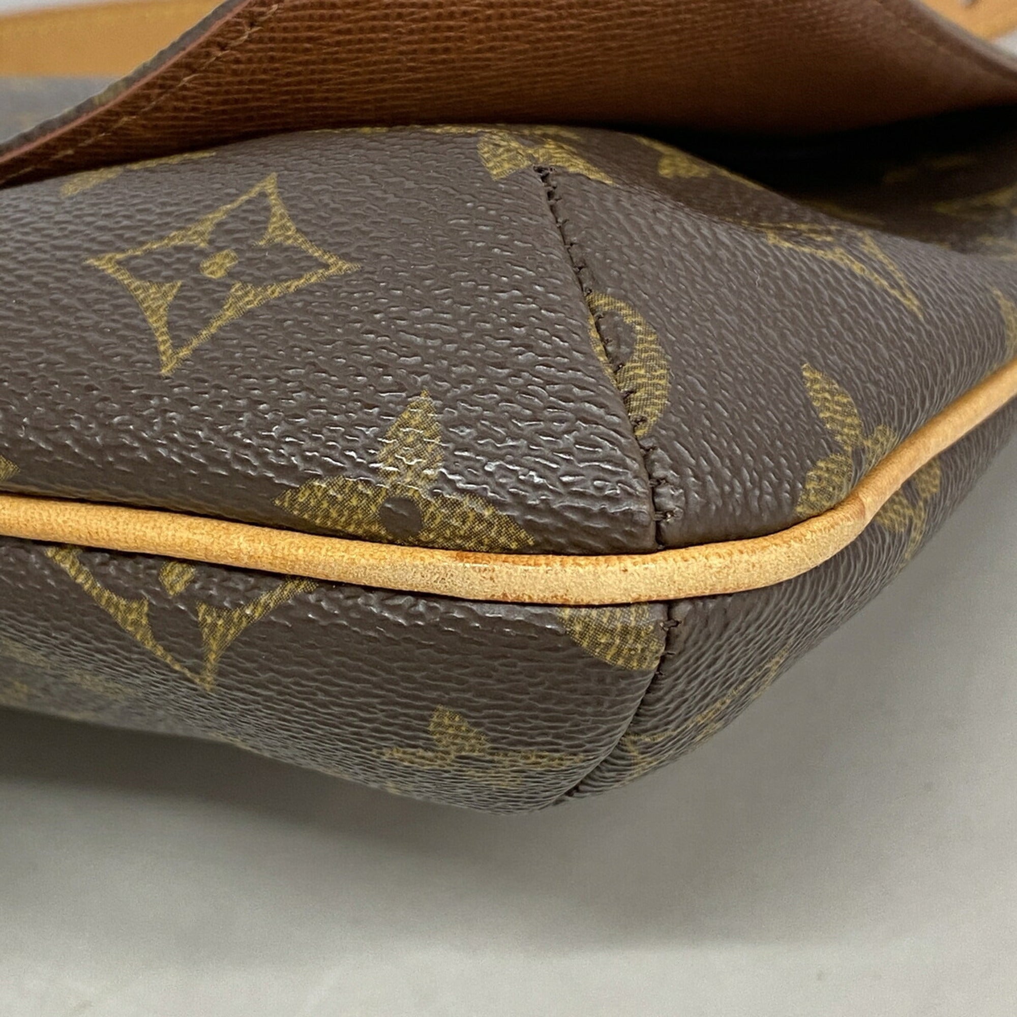 Louis Vuitton Brown Shoulder Bag (Pre-Owned)