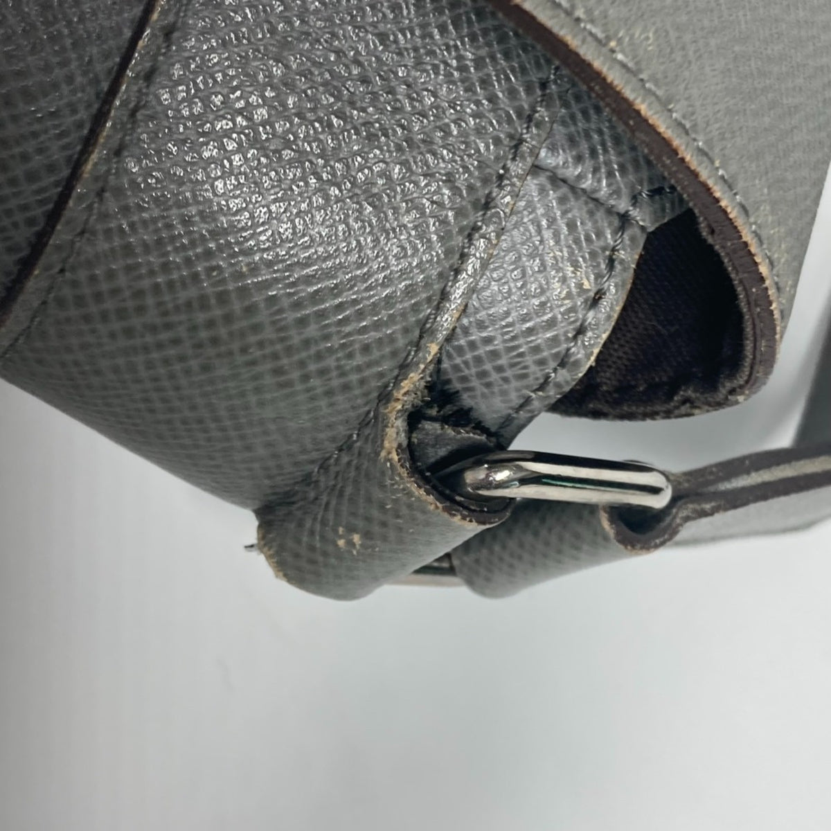 Louis Vuitton Gray Taiga Leather Messenger Bag Shoulder Bag (Pre-Owned)