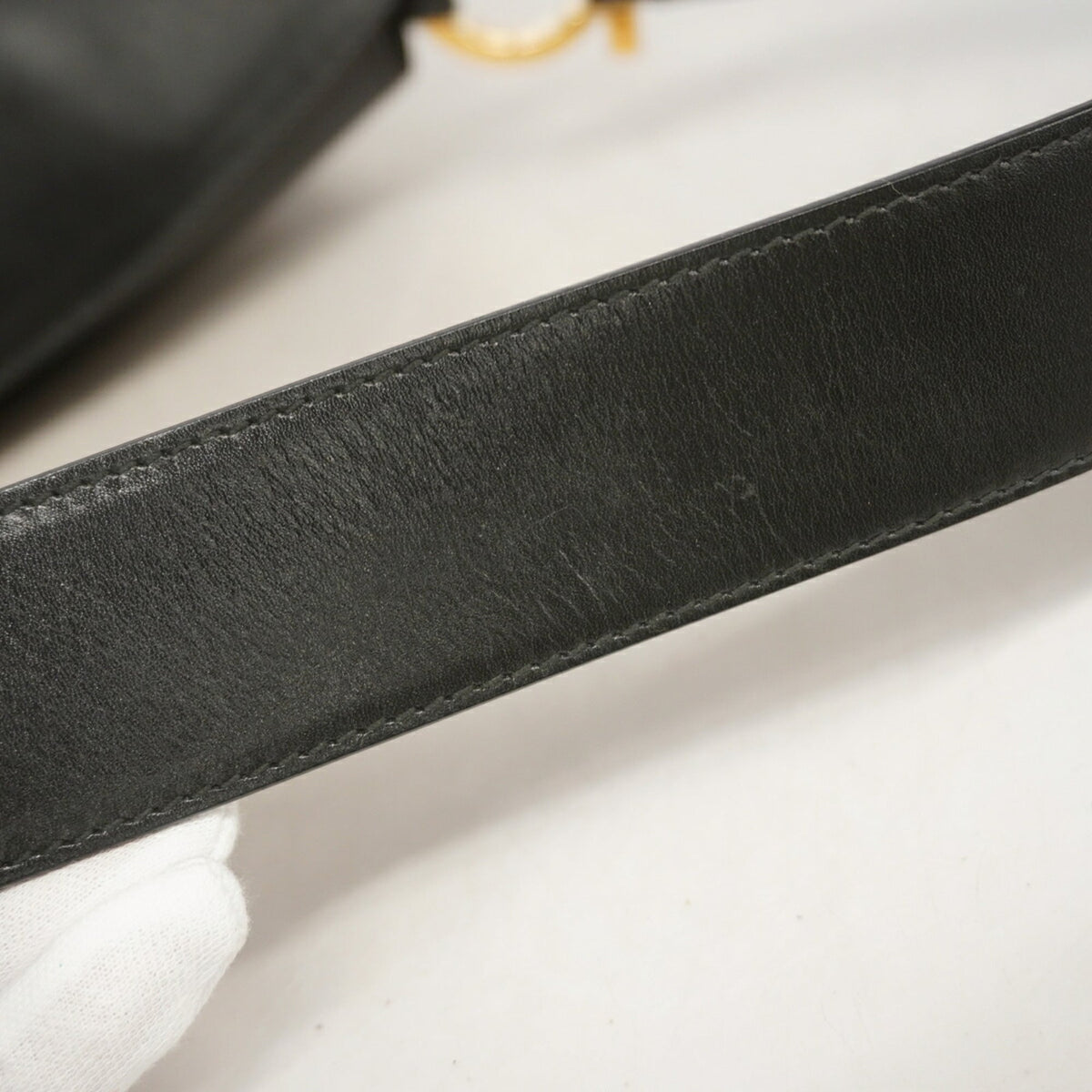 Salvatore Ferragamo Black Leather Shoulder Bag (Pre-Owned)