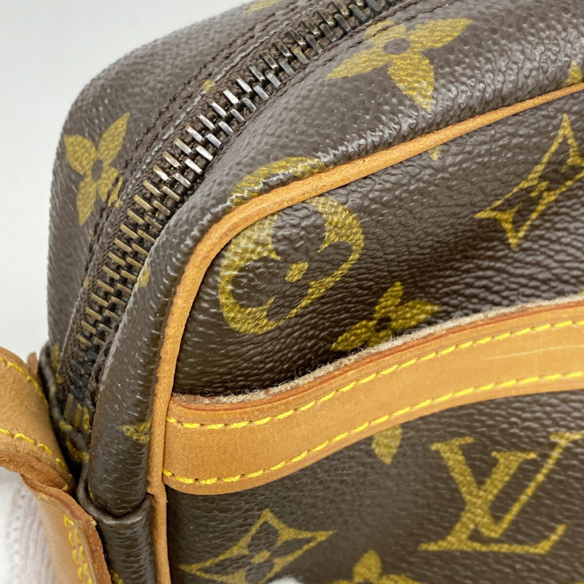 Louis Vuitton Brown Shoulder Bag (Pre-Owned)
