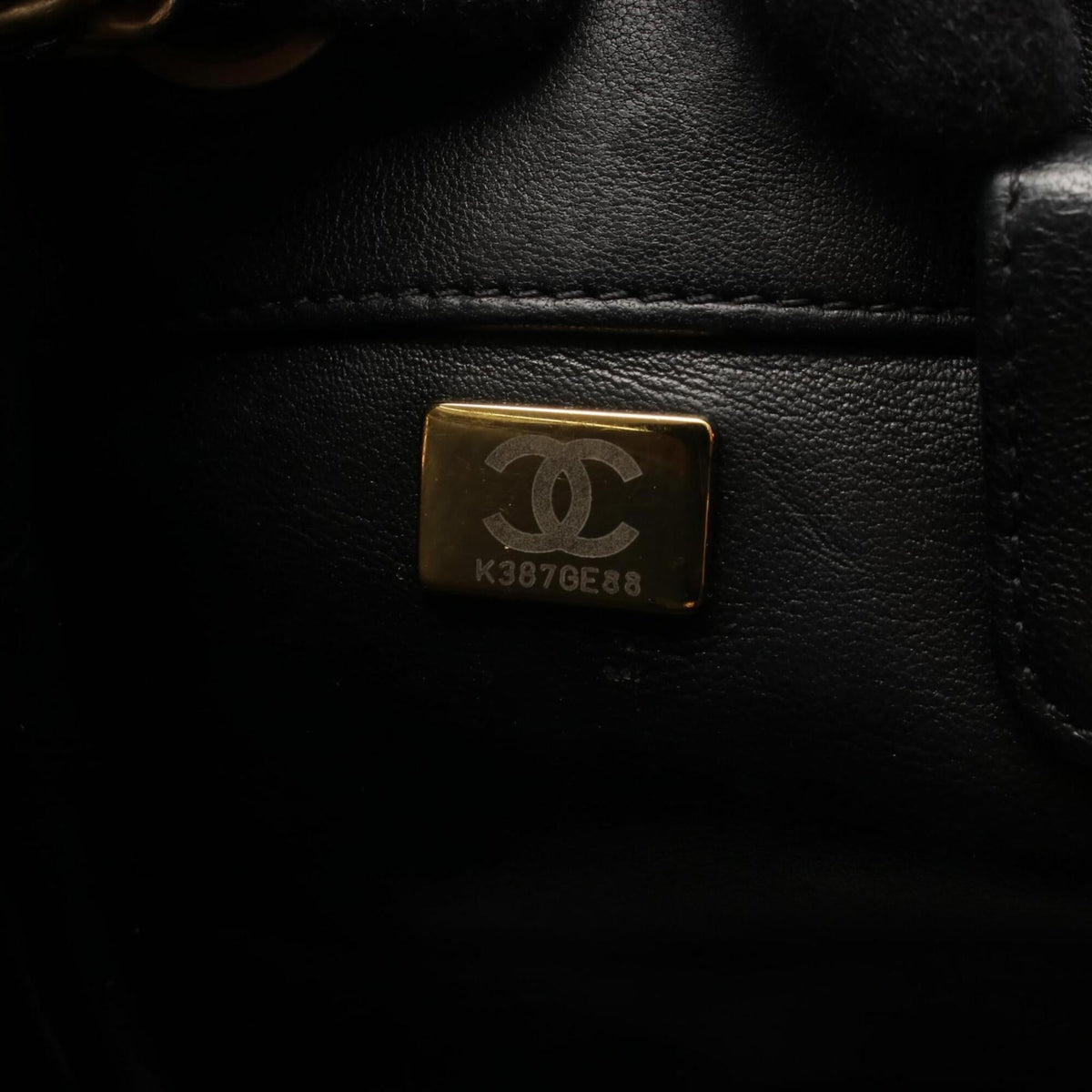 Chanel Black Leather Shoulder Bag (Pre-Owned)