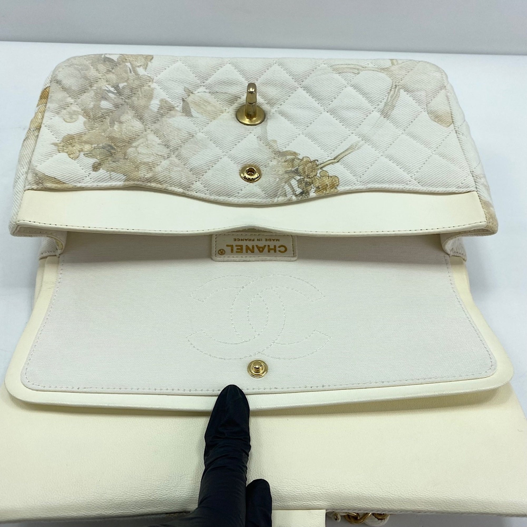 Chanel Matelasse White Canvas Shoulder Bag (Pre-Owned)