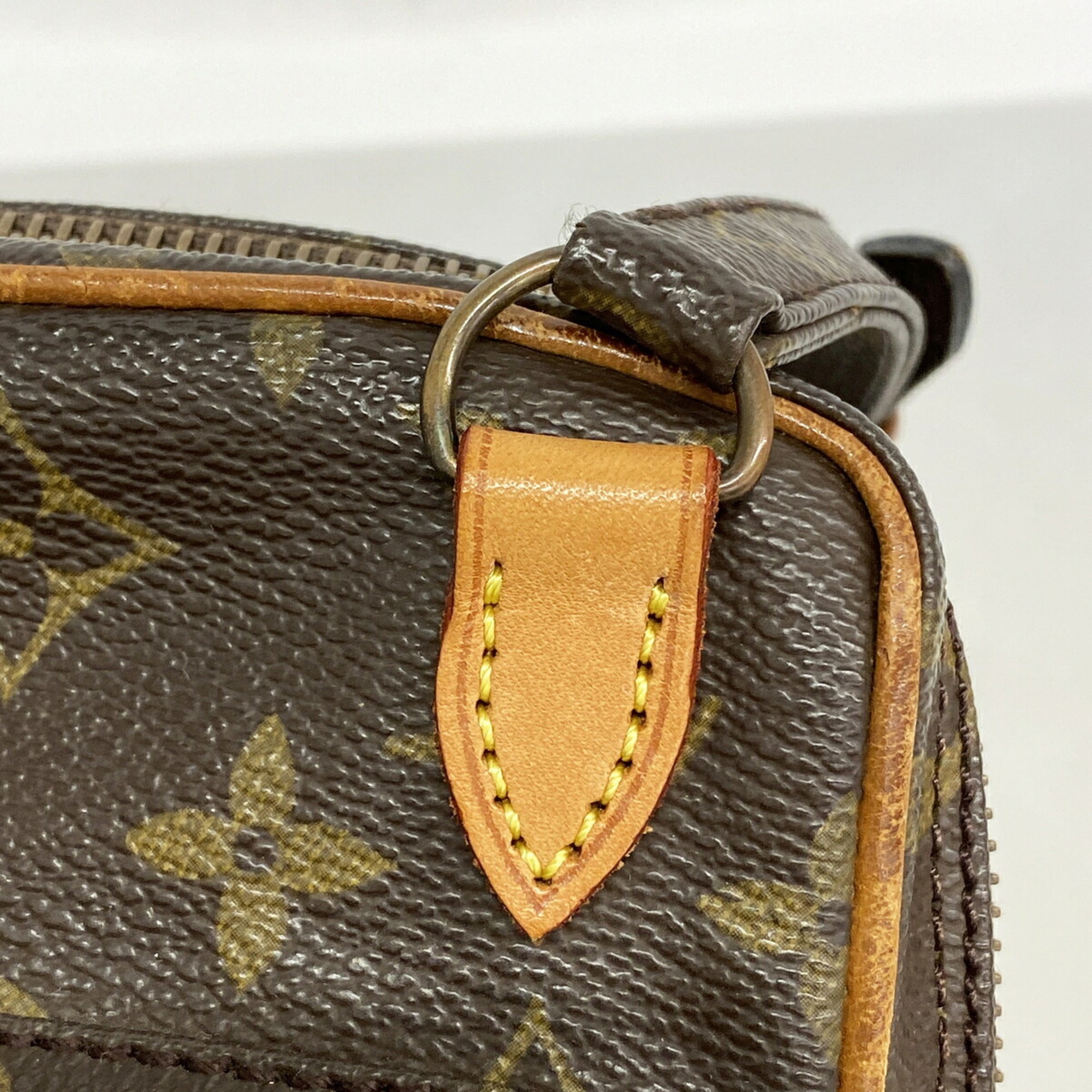Louis Vuitton Brown Shoulder Bag (Pre-Owned)