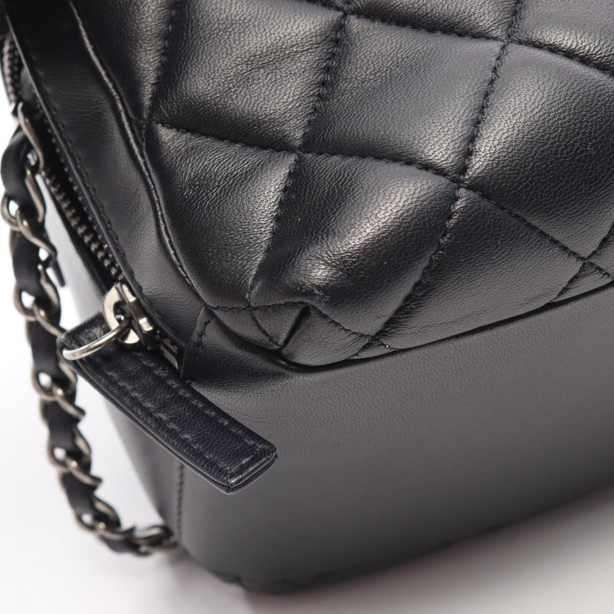 Chanel Black Leather Handbag Shoulder Bag (Pre-Owned)