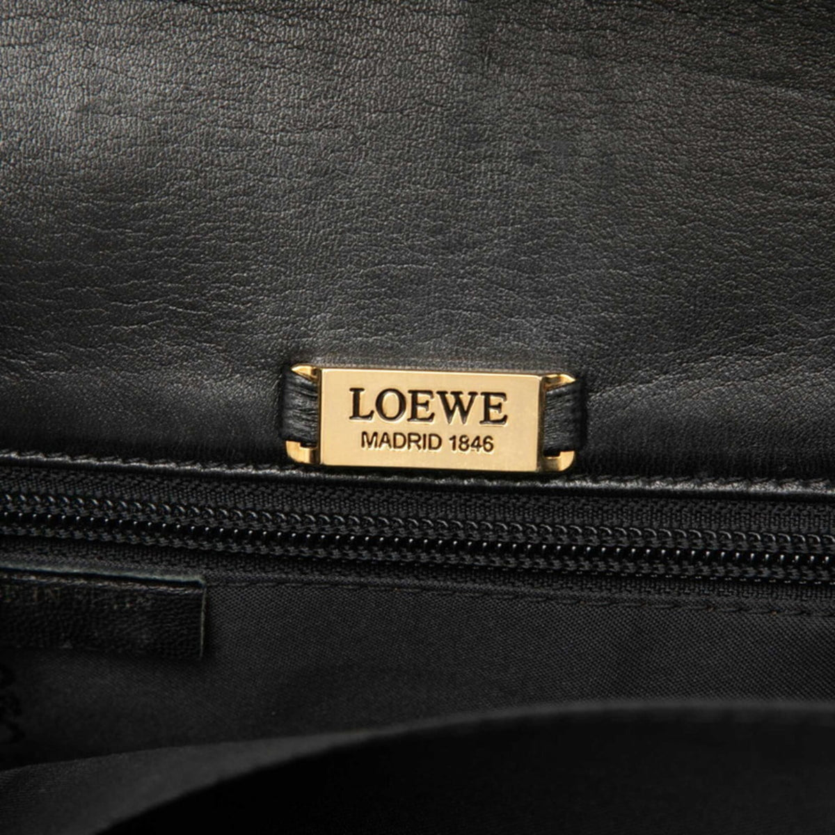 Loewe Black Leather Shoulder Bag (Pre-Owned)