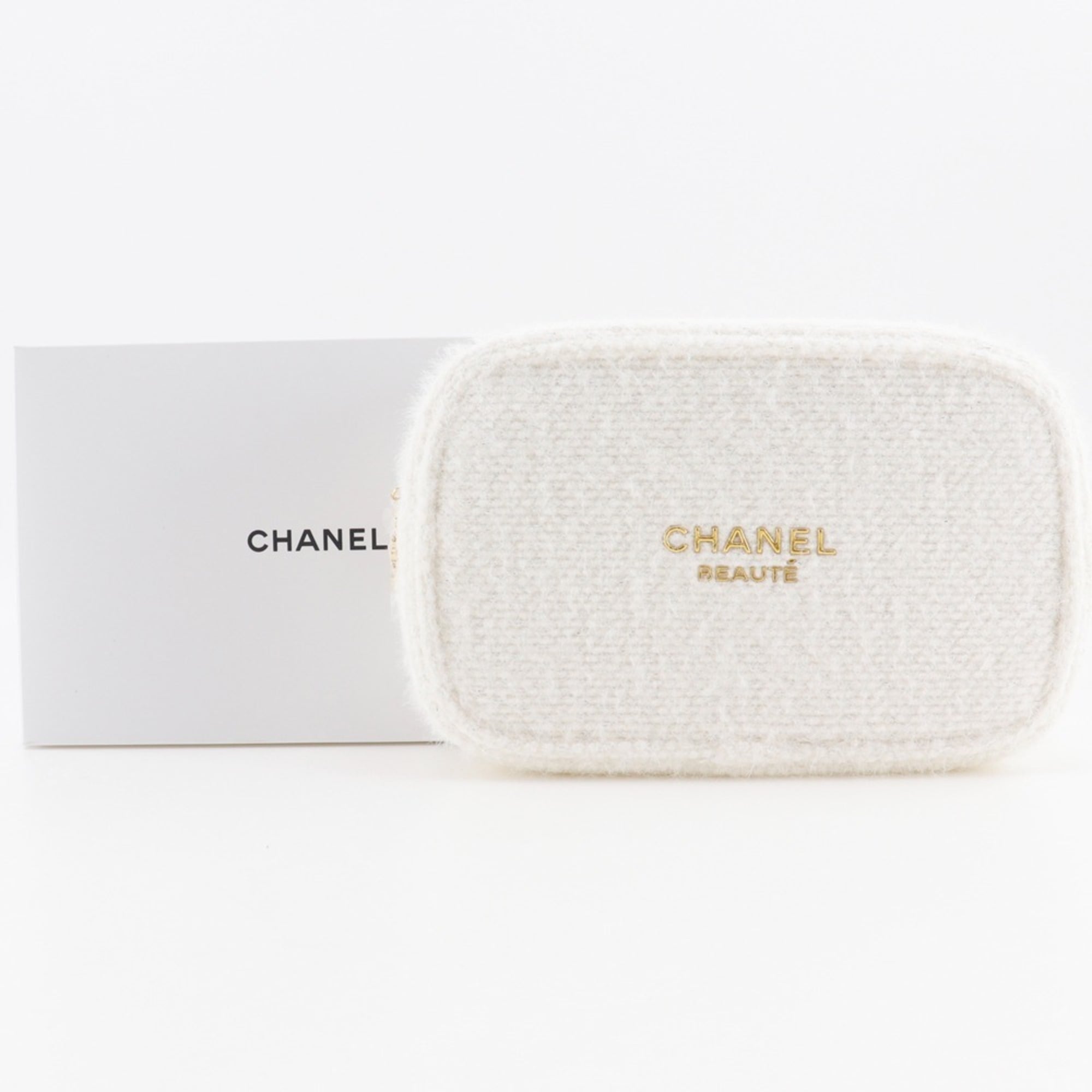Chanel White Tweed Pouch (Pre-Owned)