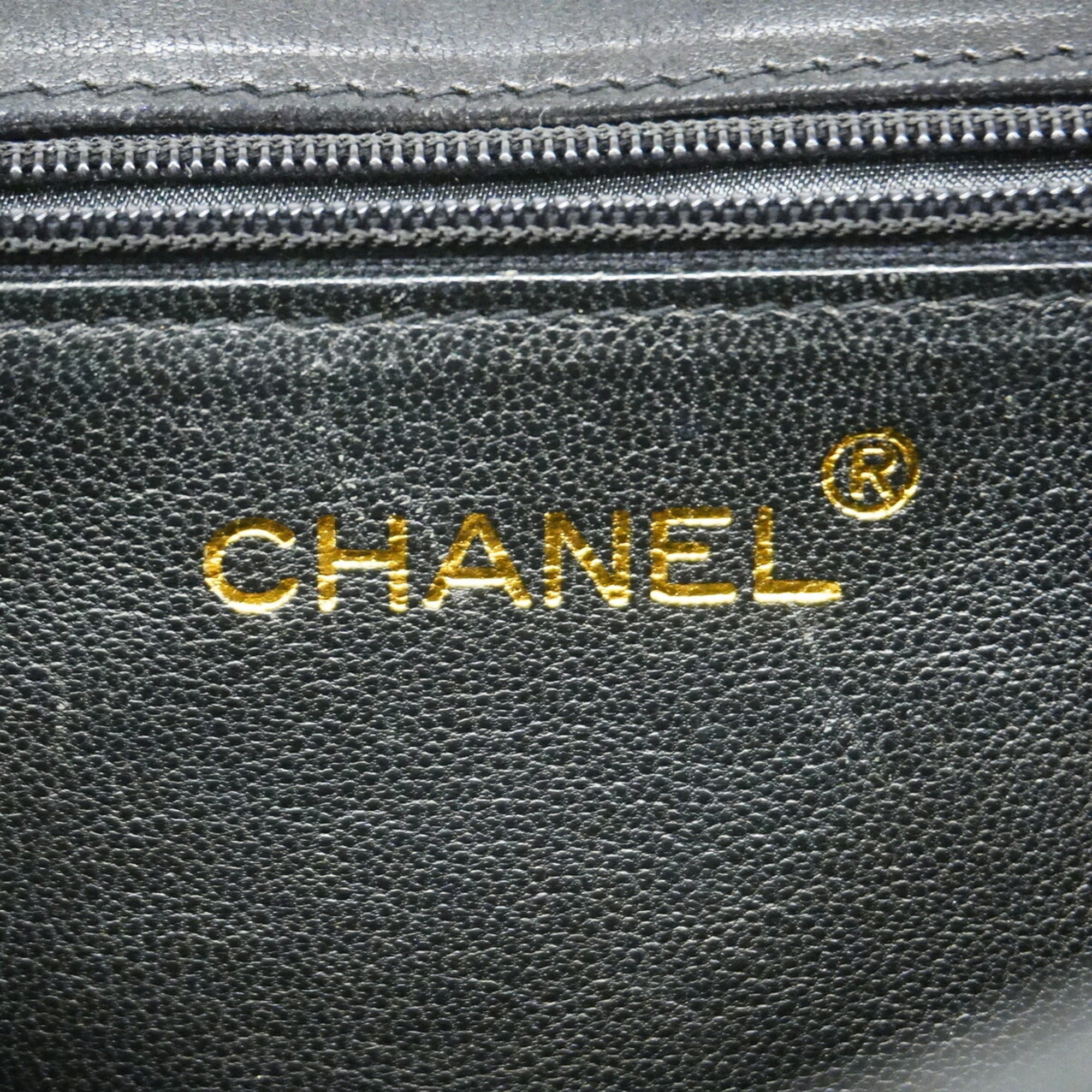 Chanel Black Leather Shoulder Bag (Pre-Owned)