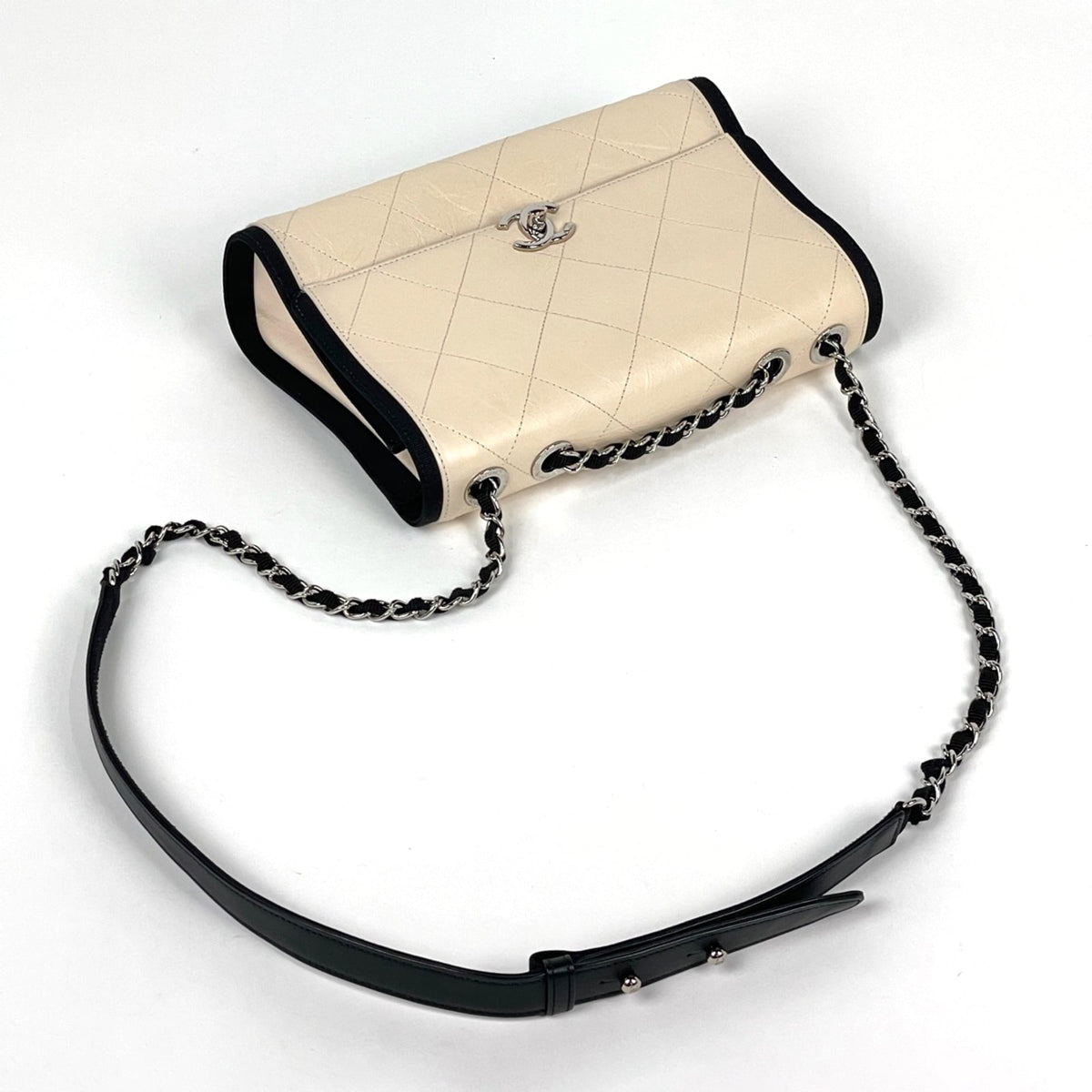 Chanel Matelasse Beige Black Leather Shoulder Bag (Pre-Owned)