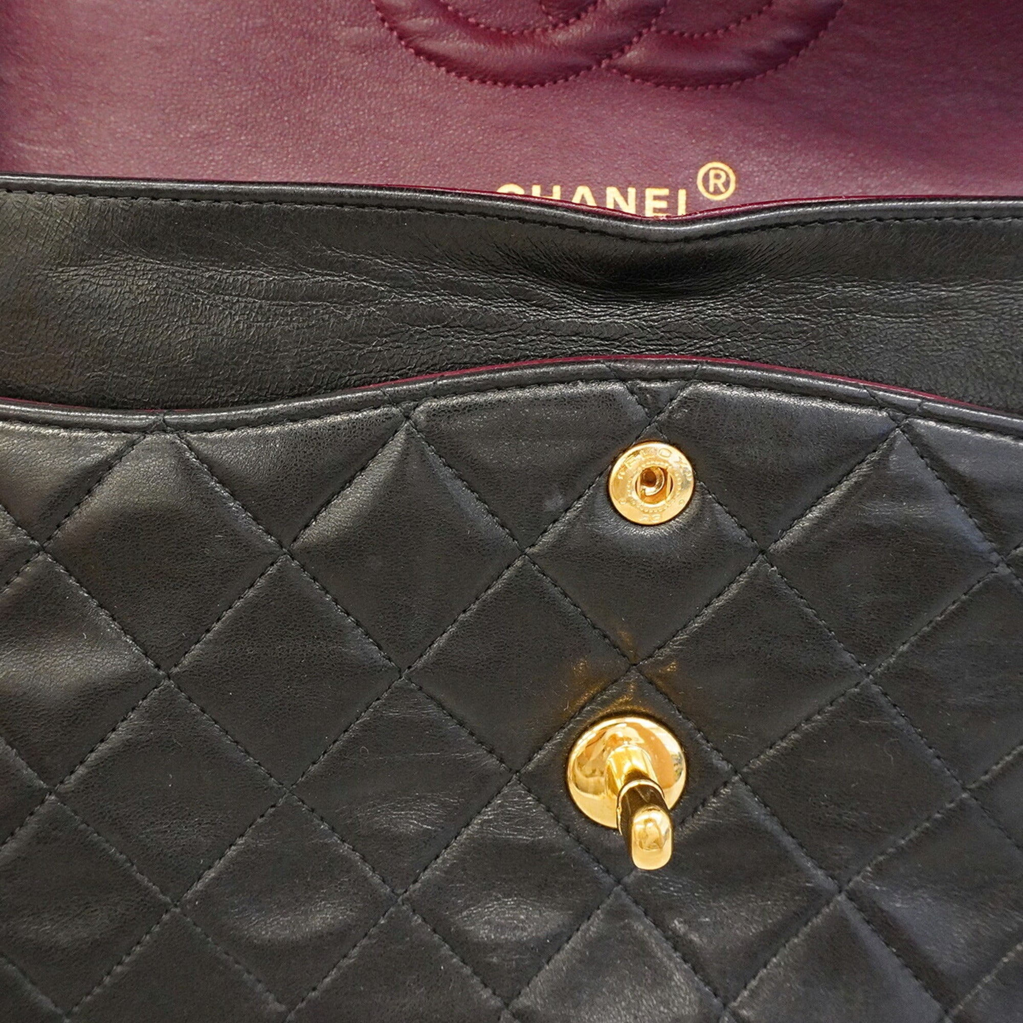 Chanel Black Leather Shoulder Bag (Pre-Owned)