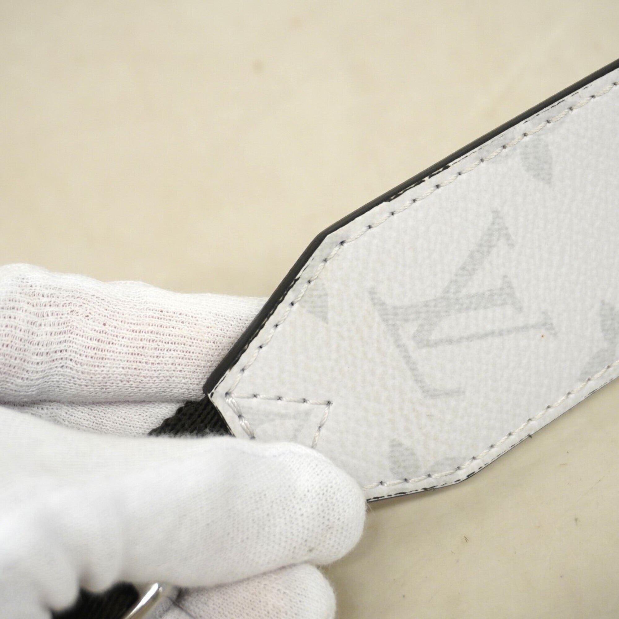 Louis Vuitton White Shoulder Bag (Pre-Owned)