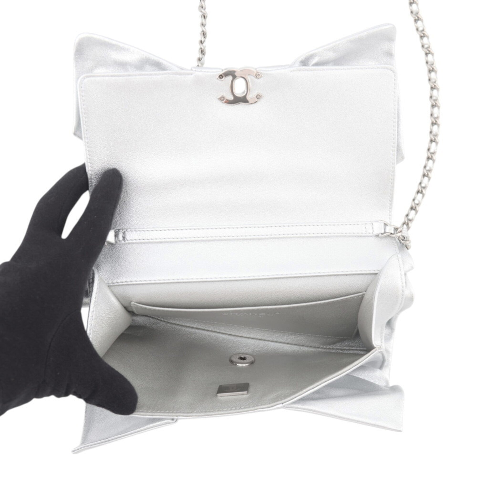 Chanel Silver Leather Handbag Shoulder Bag (Pre-Owned)