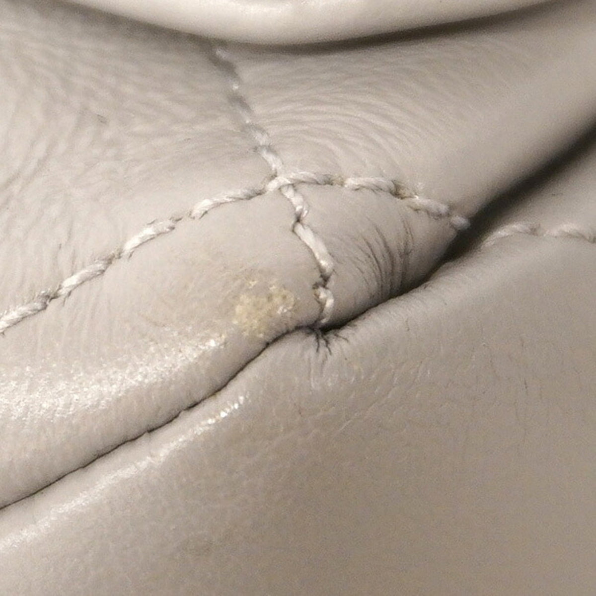 Chanel Gray Leather Shoulder Bag (Pre-Owned)
