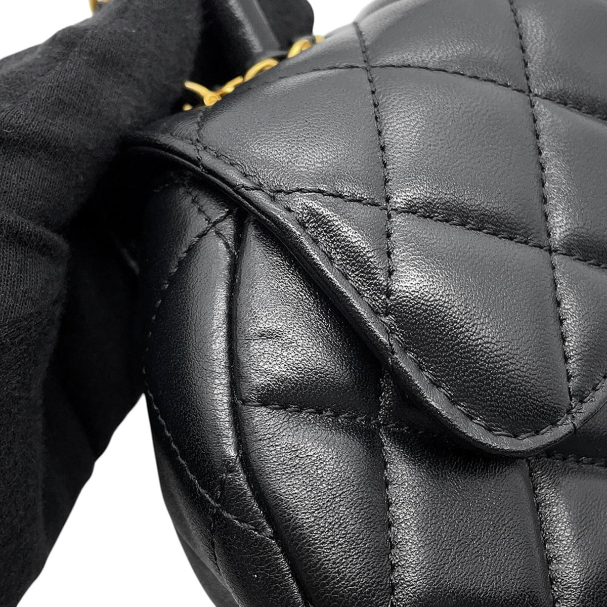 Chanel Black Leather Shoulder Bag (Pre-Owned)