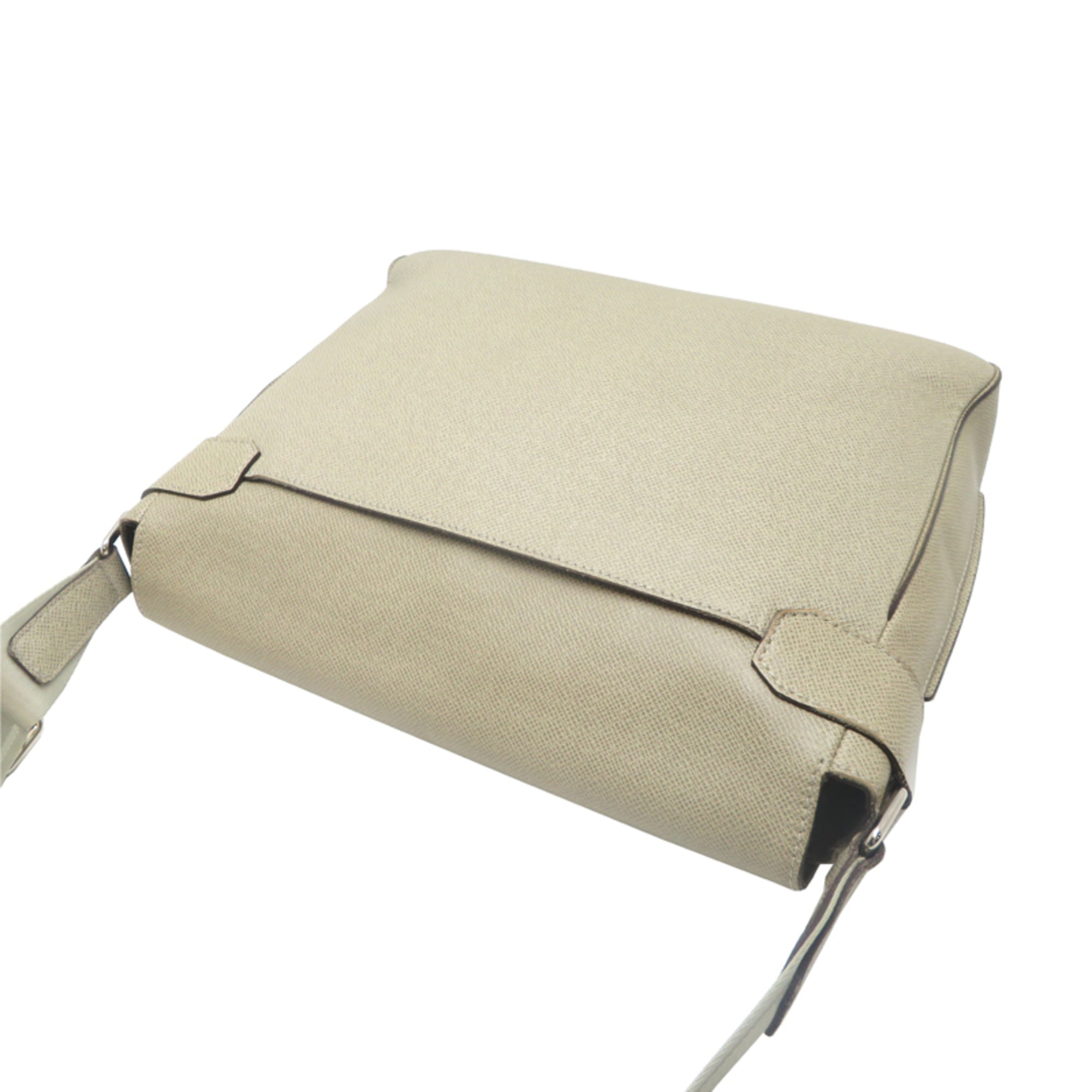 Louis Vuitton Polaire Taiga Leather Shoulder Bag (Pre-Owned)