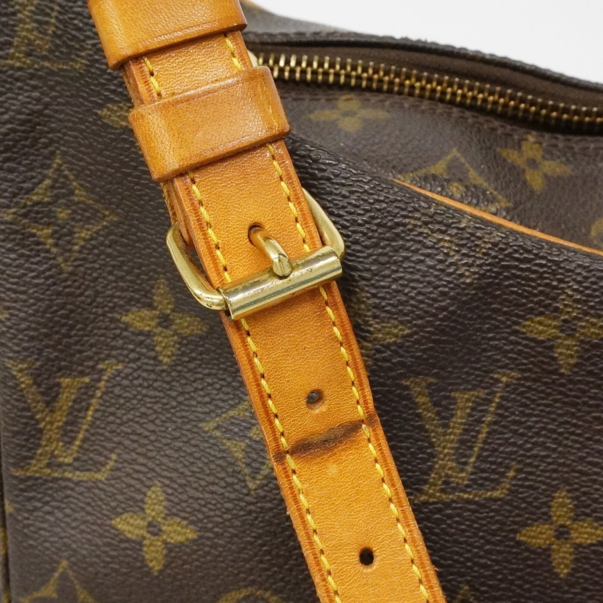 Louis Vuitton Brown Shoulder Bag (Pre-Owned)