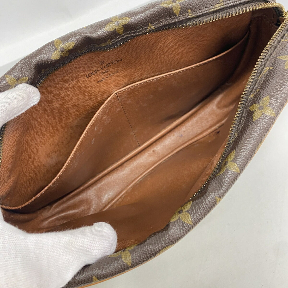 Louis Vuitton Brown Clutch Bag (Pre-Owned)