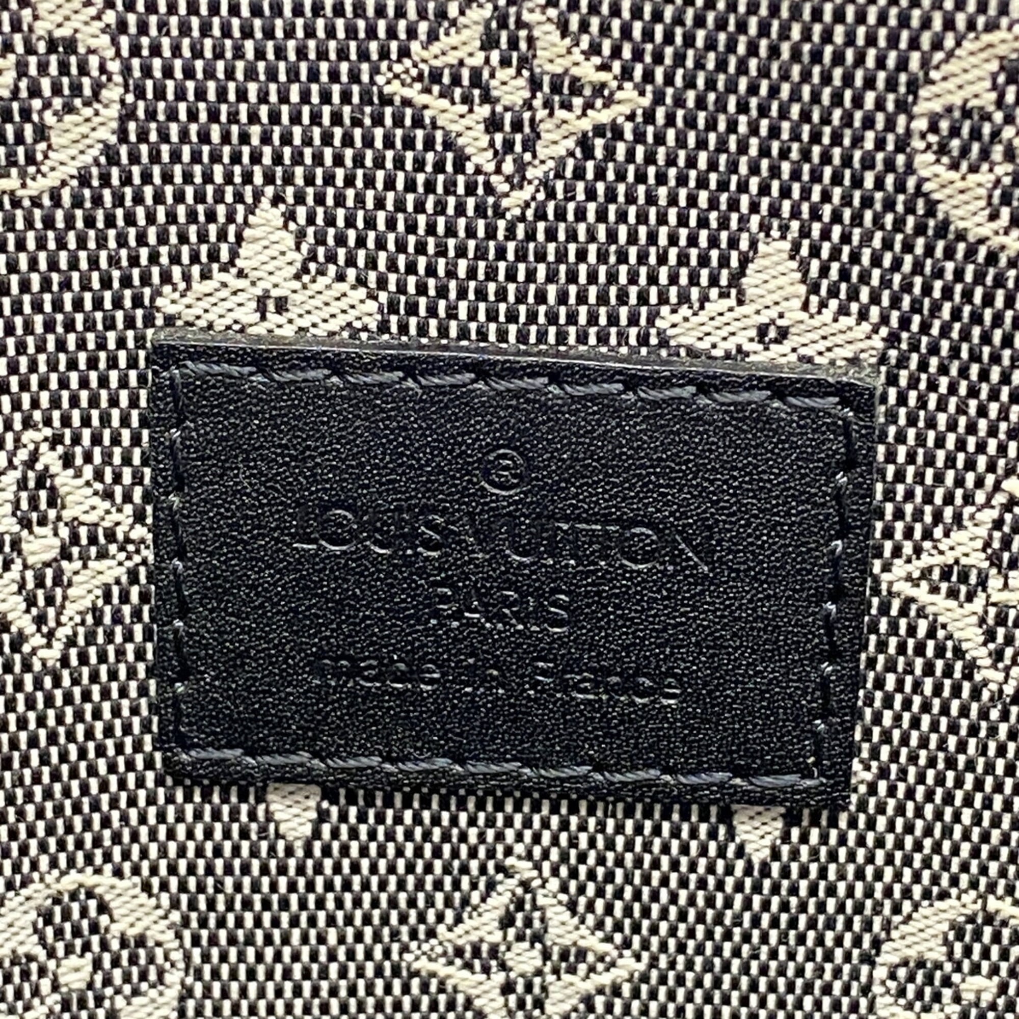Louis Vuitton Noir Shoulder Bag (Pre-Owned)