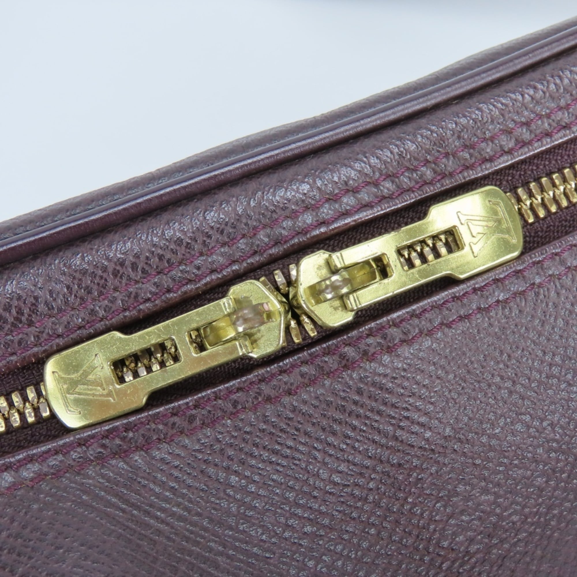 Louis Vuitton Acajou Galle Taiga Leather Shoulder Bag (Pre-Owned)