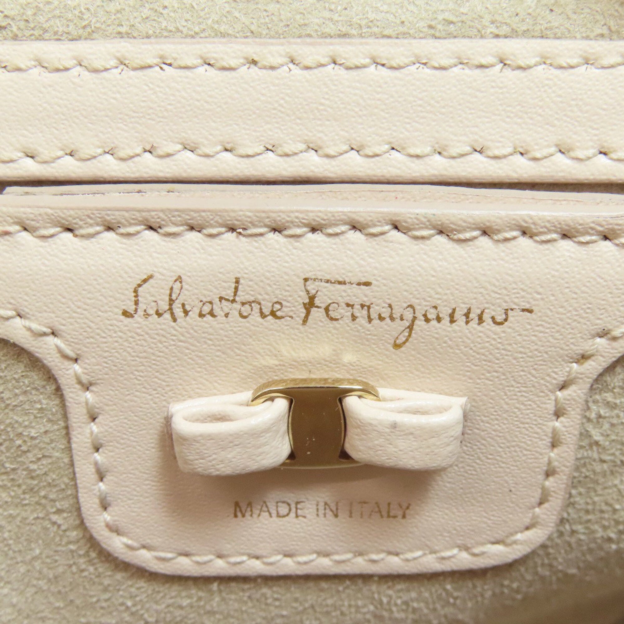 Salvatore Ferragamo Beige White Leather Shoulder Bag (Pre-Owned)