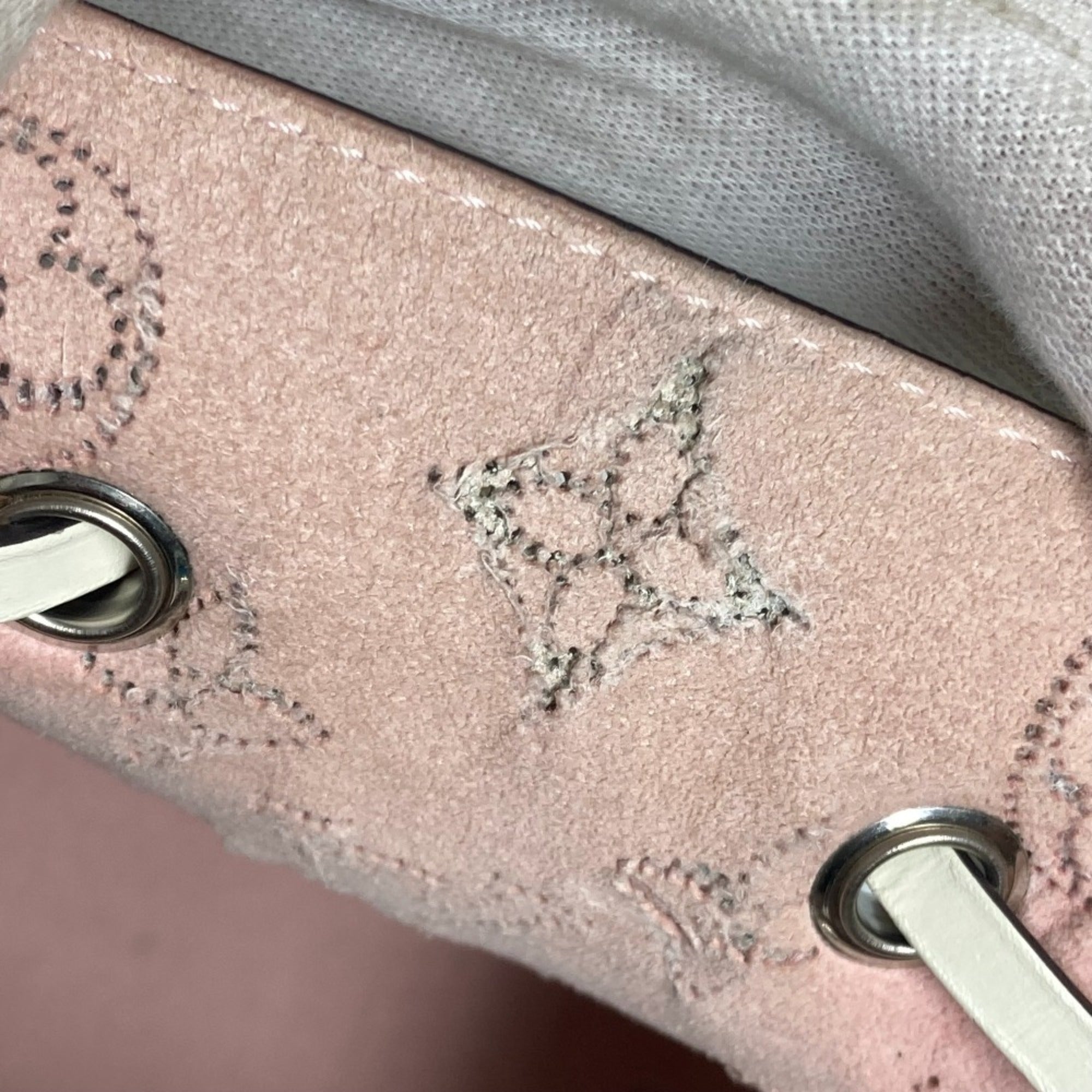 Louis Vuitton Blanc White Mahina Leather Handbag Shoulder Bag (Pre-Owned)
