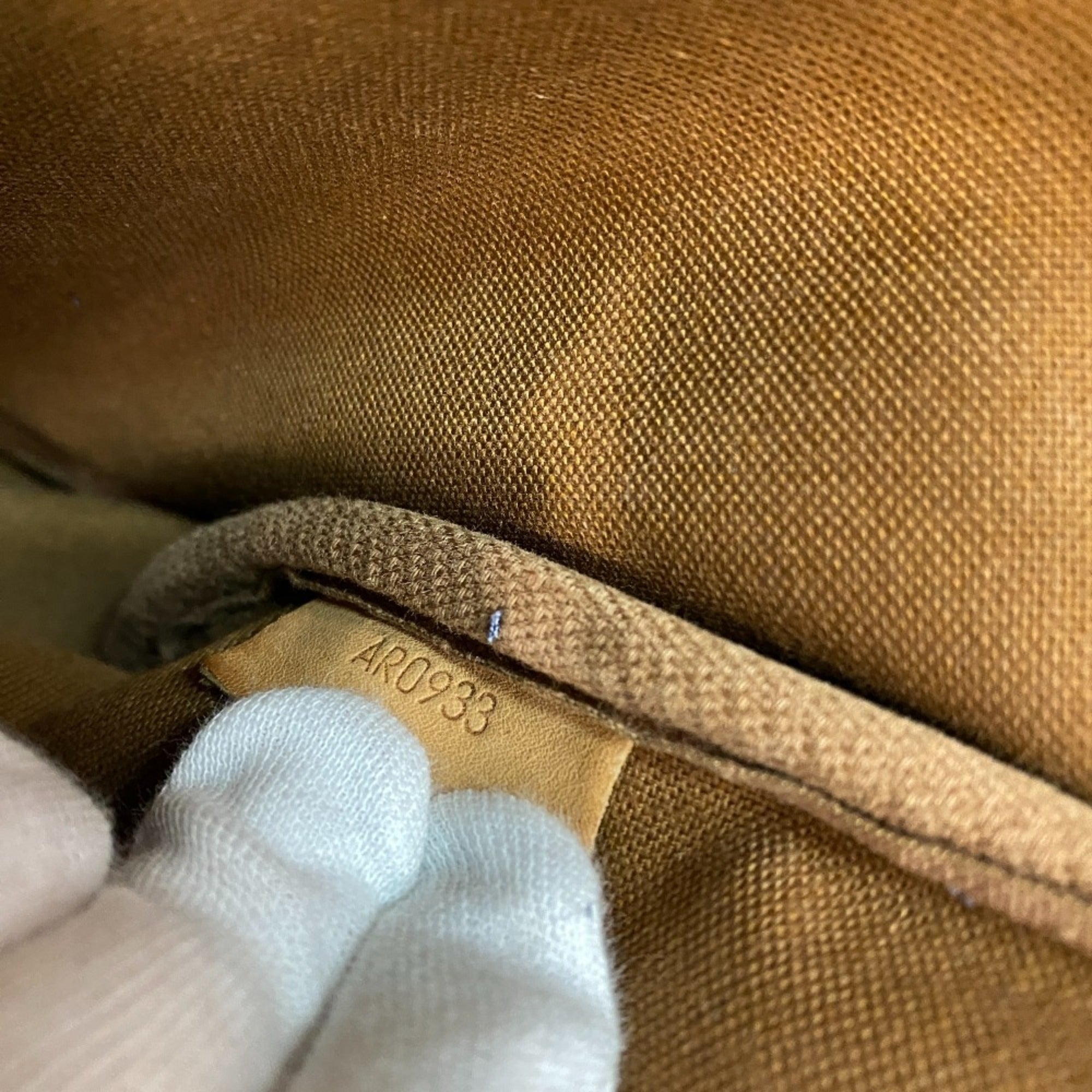 Louis Vuitton Brown Leather Shoulder Bag (Pre-Owned)