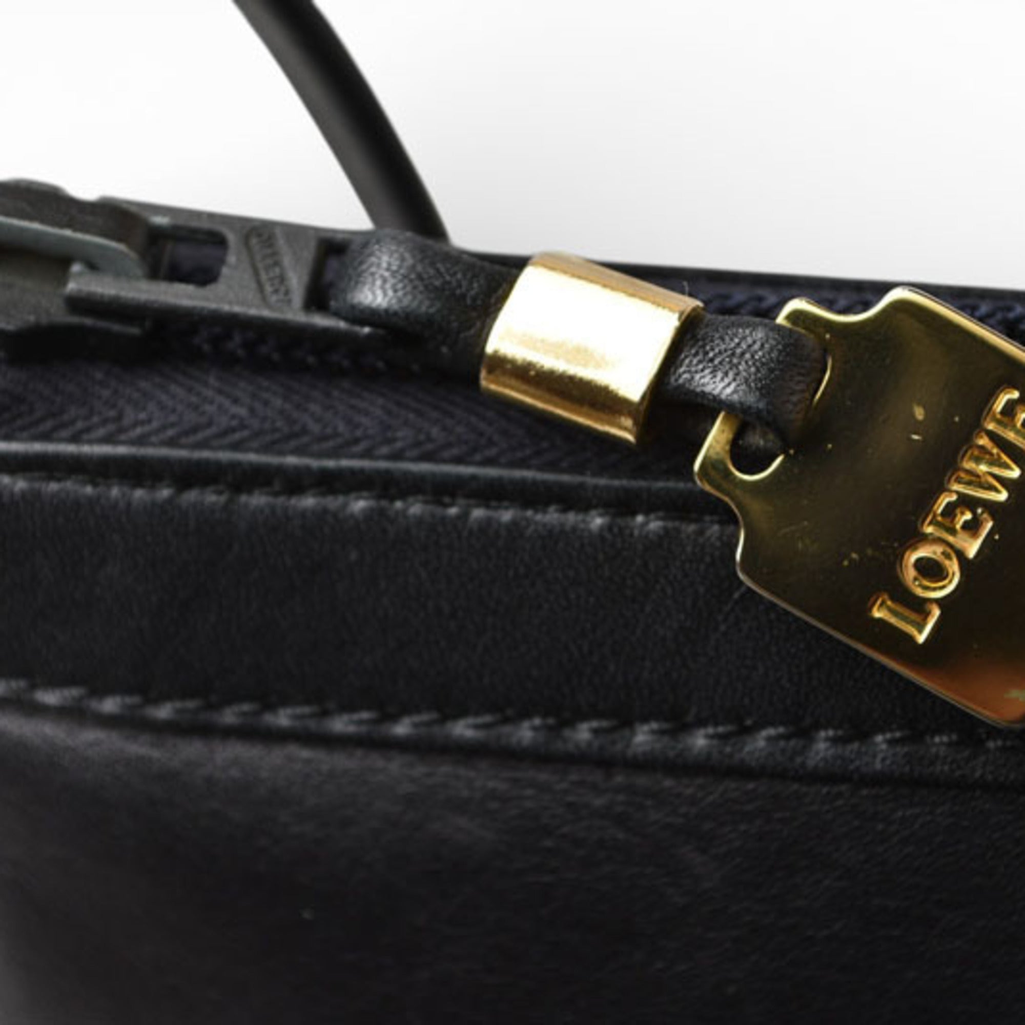Loewe Black Leather Shoulder Bag (Pre-Owned)