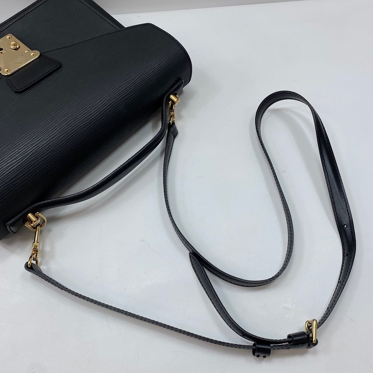 Louis Vuitton Black Handbag (Pre-Owned)
