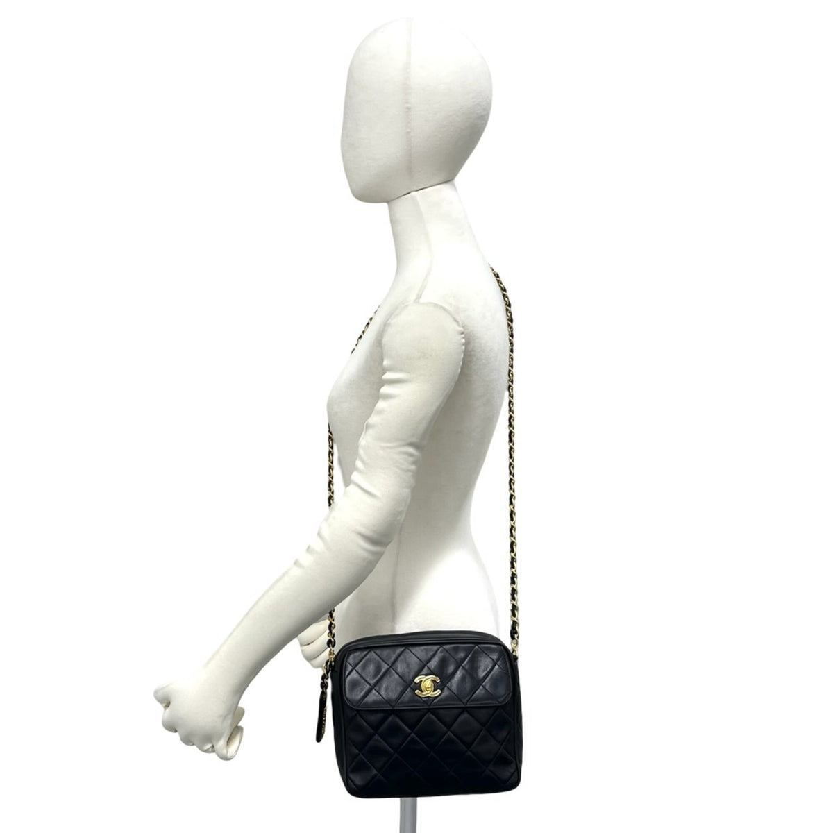Chanel Black Leather Shoulder Bag (Pre-Owned)