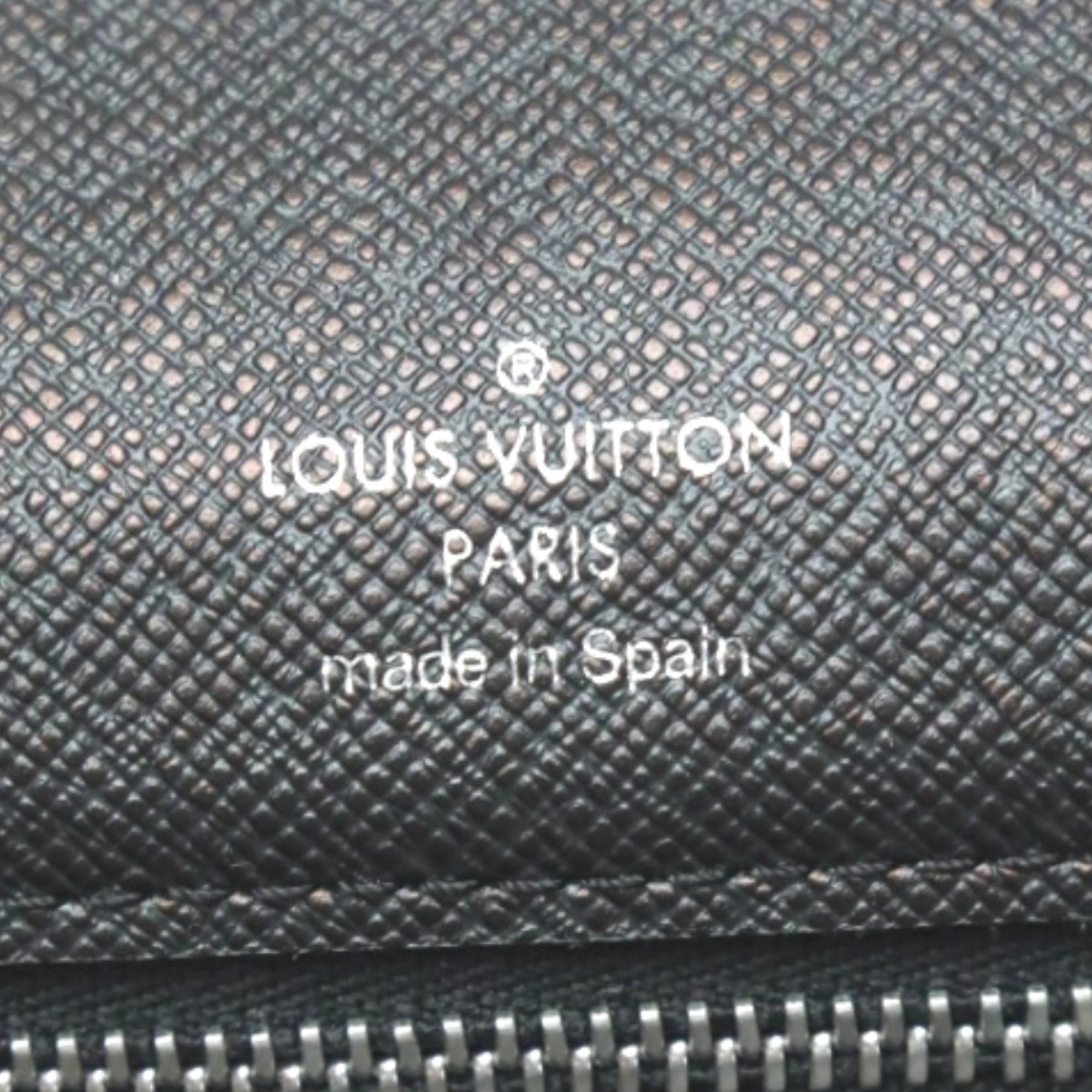 Louis Vuitton Taiga Black Taiga Leather Clutch Bag (Pre-Owned)