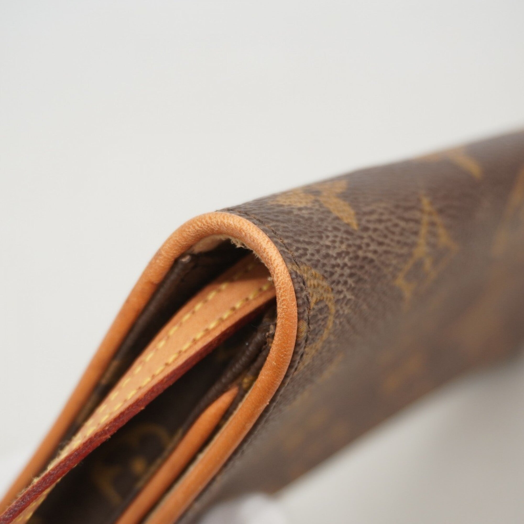 Louis Vuitton Brown Shoulder Bag (Pre-Owned)