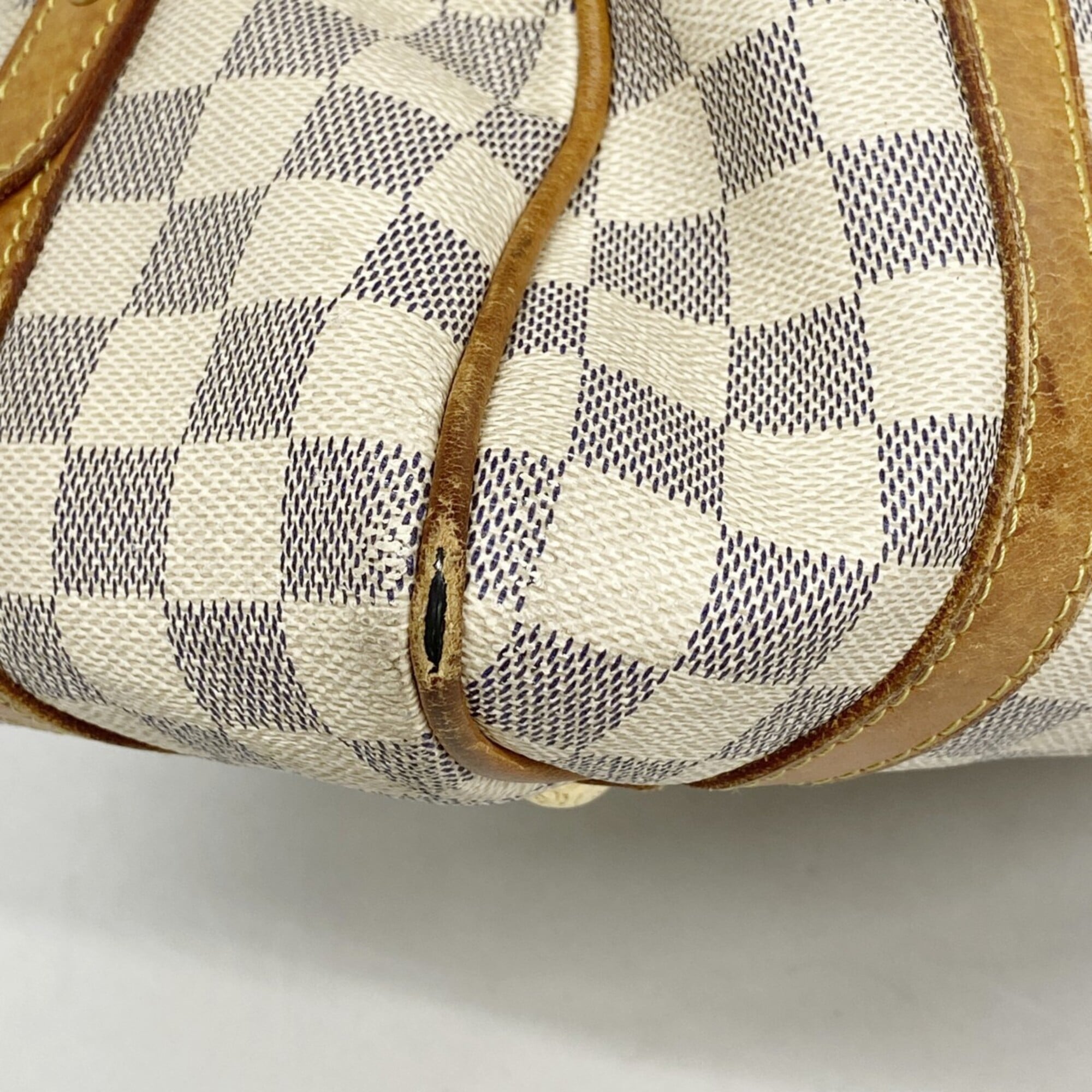 Louis Vuitton White Shoulder Bag (Pre-Owned)