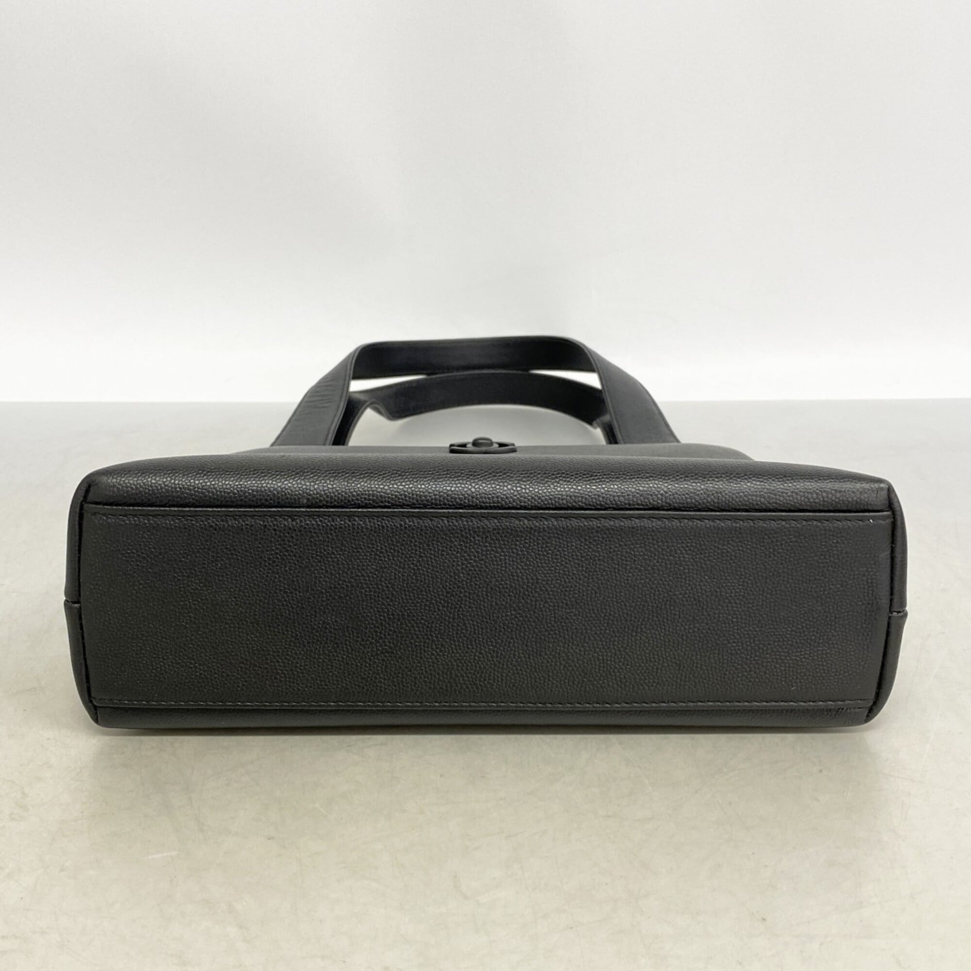 Chanel Black Grained Calfskin Handbag (Pre-Owned)