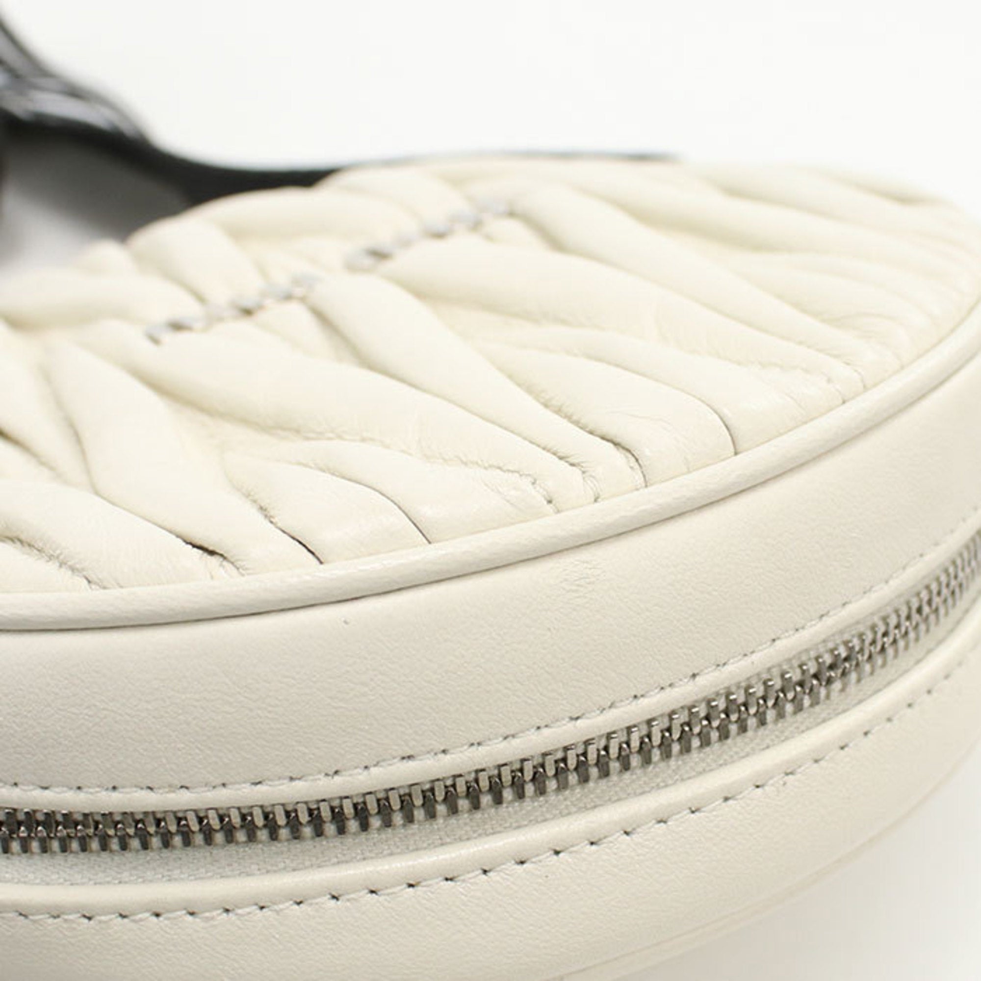 Miu Miu Matelasse White Leather Shoulder Bag (Pre-Owned)