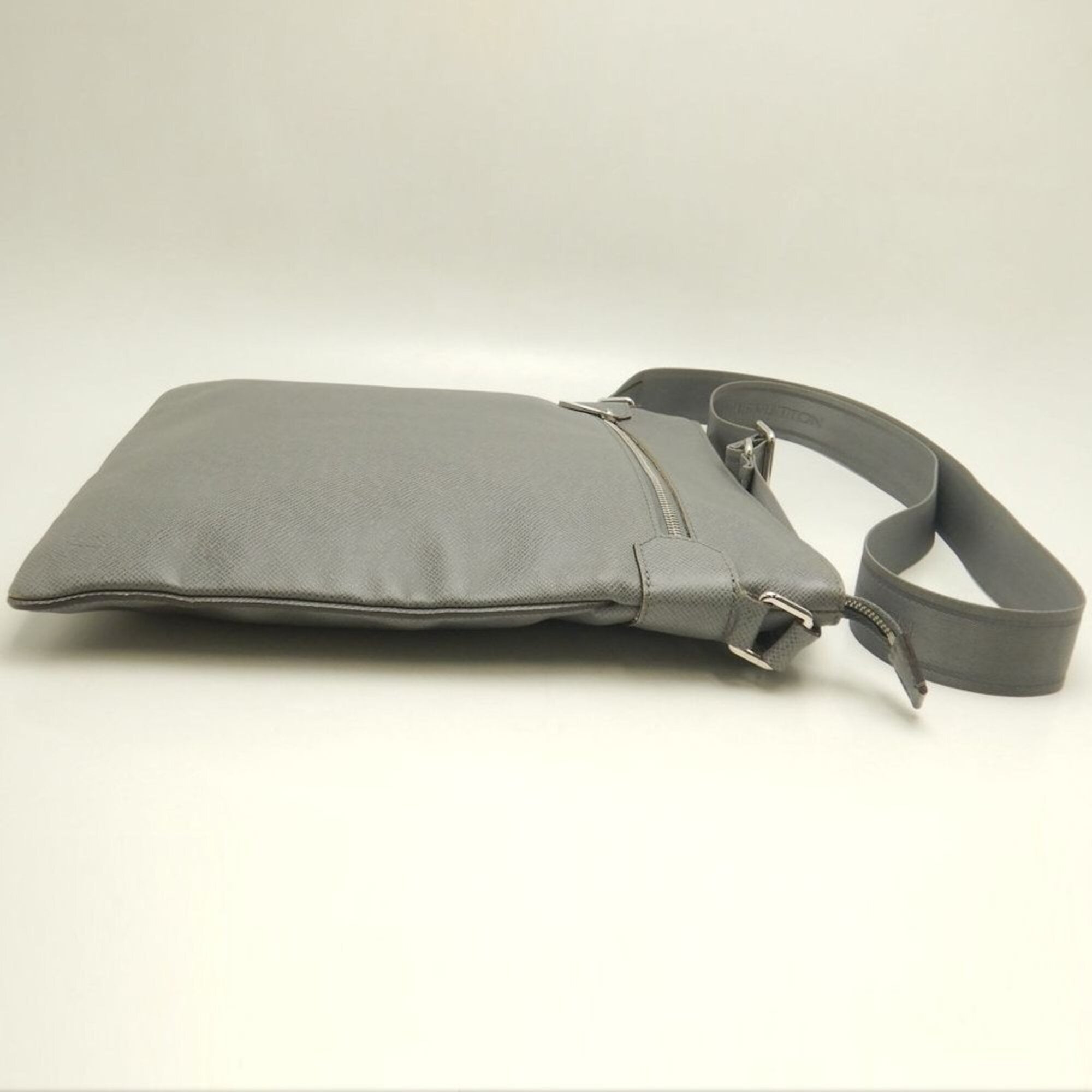 Louis Vuitton Taiga Glacier Taiga Leather Shoulder Bag (Pre-Owned)