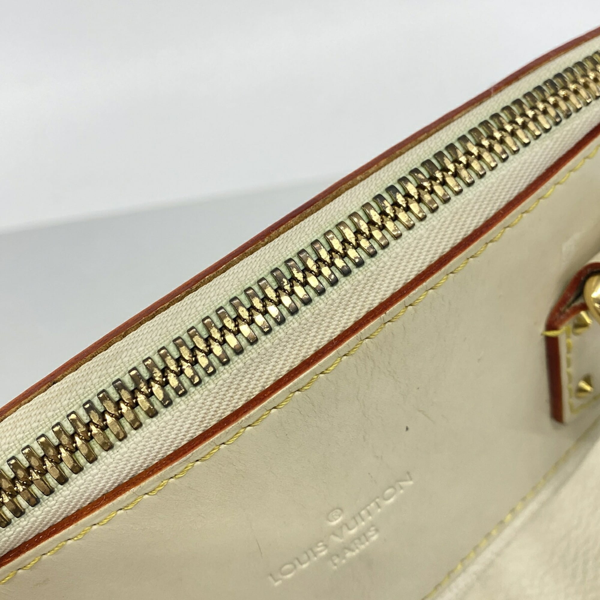 Louis Vuitton Blanc Handbag (Pre-Owned)