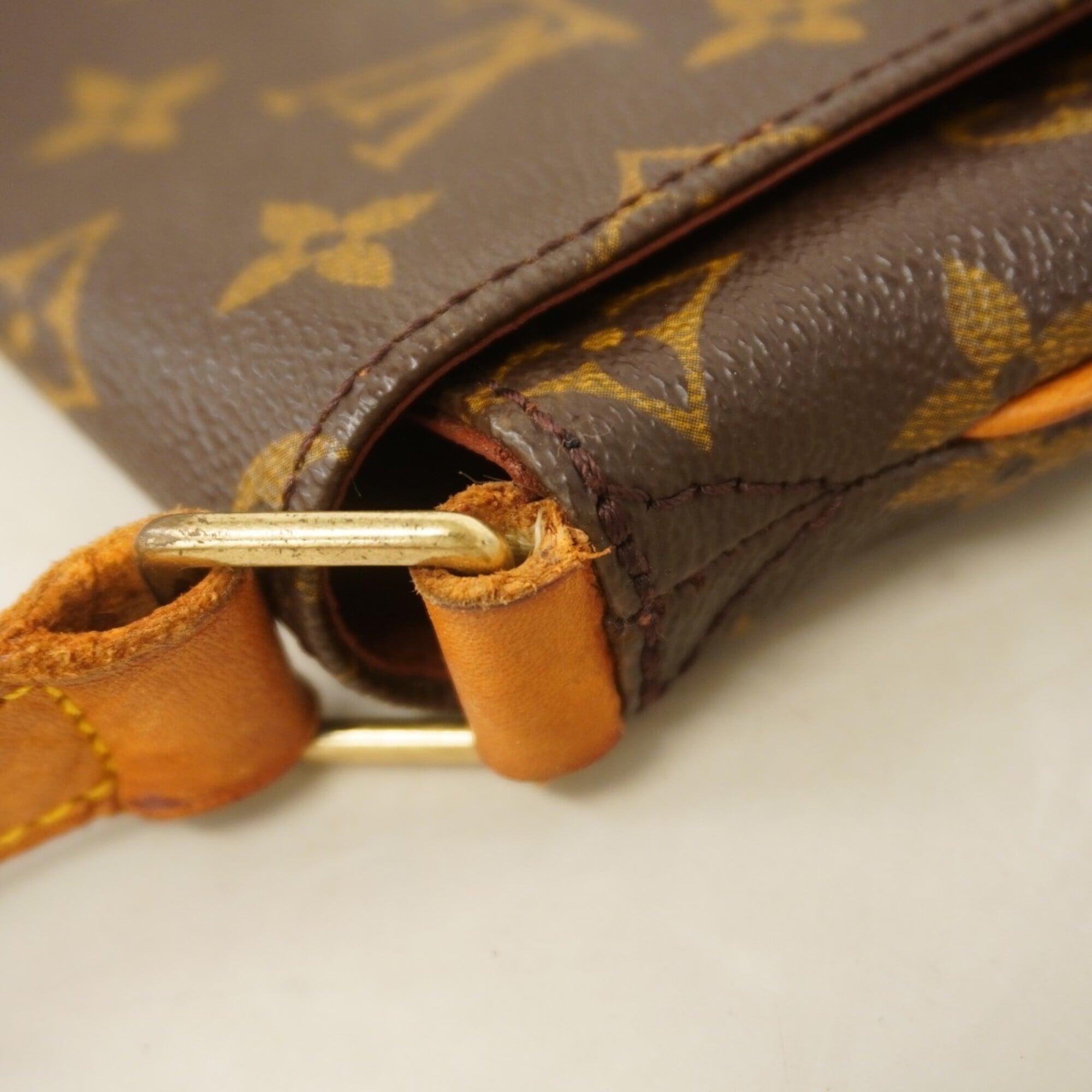 Louis Vuitton Brown Shoulder Bag (Pre-Owned)